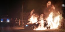 Auto in der Nacht abgefackelt, Polizei sucht Zündler