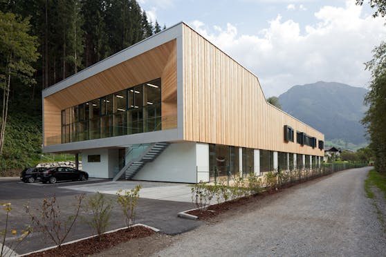 Stora Enso Wood Products GmbH baut nachhaltige Schulgebäude aus Holz.