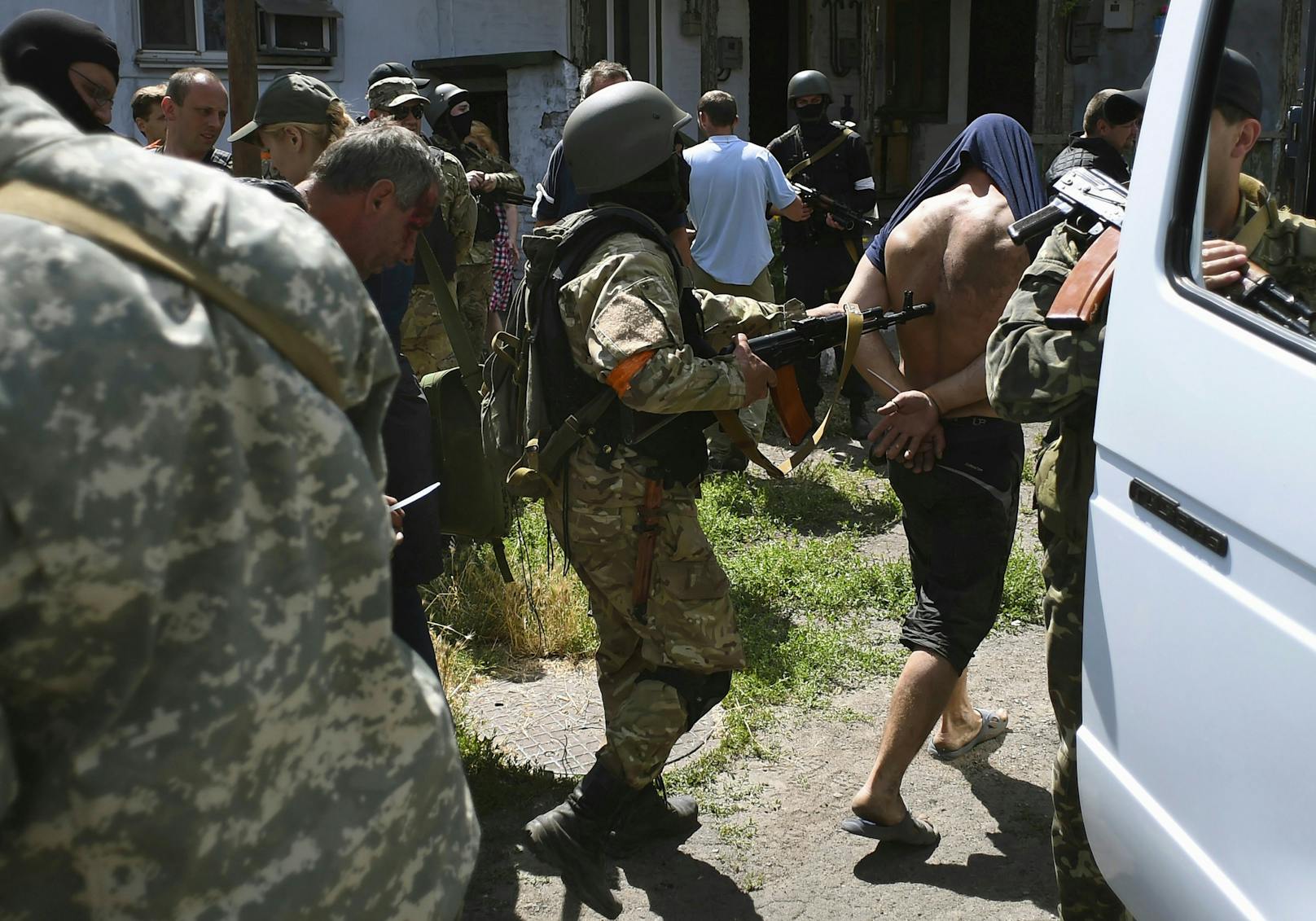 Kämpfer des Asow-Regiments bei der Festnahme pro-russischer Separatisten nach der Rückeroberung Mariupols im Juni 2014. (Archivbild)