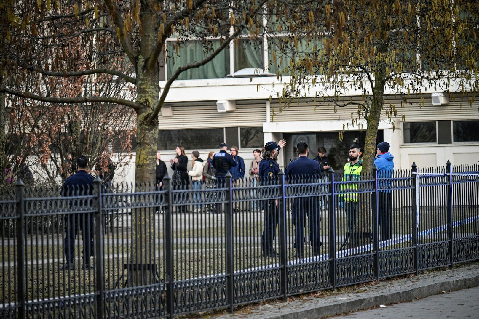 Bilder des Polizeieinsatzes nach einem <a target="_blank" data-li-document-ref="100197138" href="https://www.heute.at/g/-100197138">Amoklauf an einem Gymnasium im schwedischen Malmö</a> am 21. März 2022.