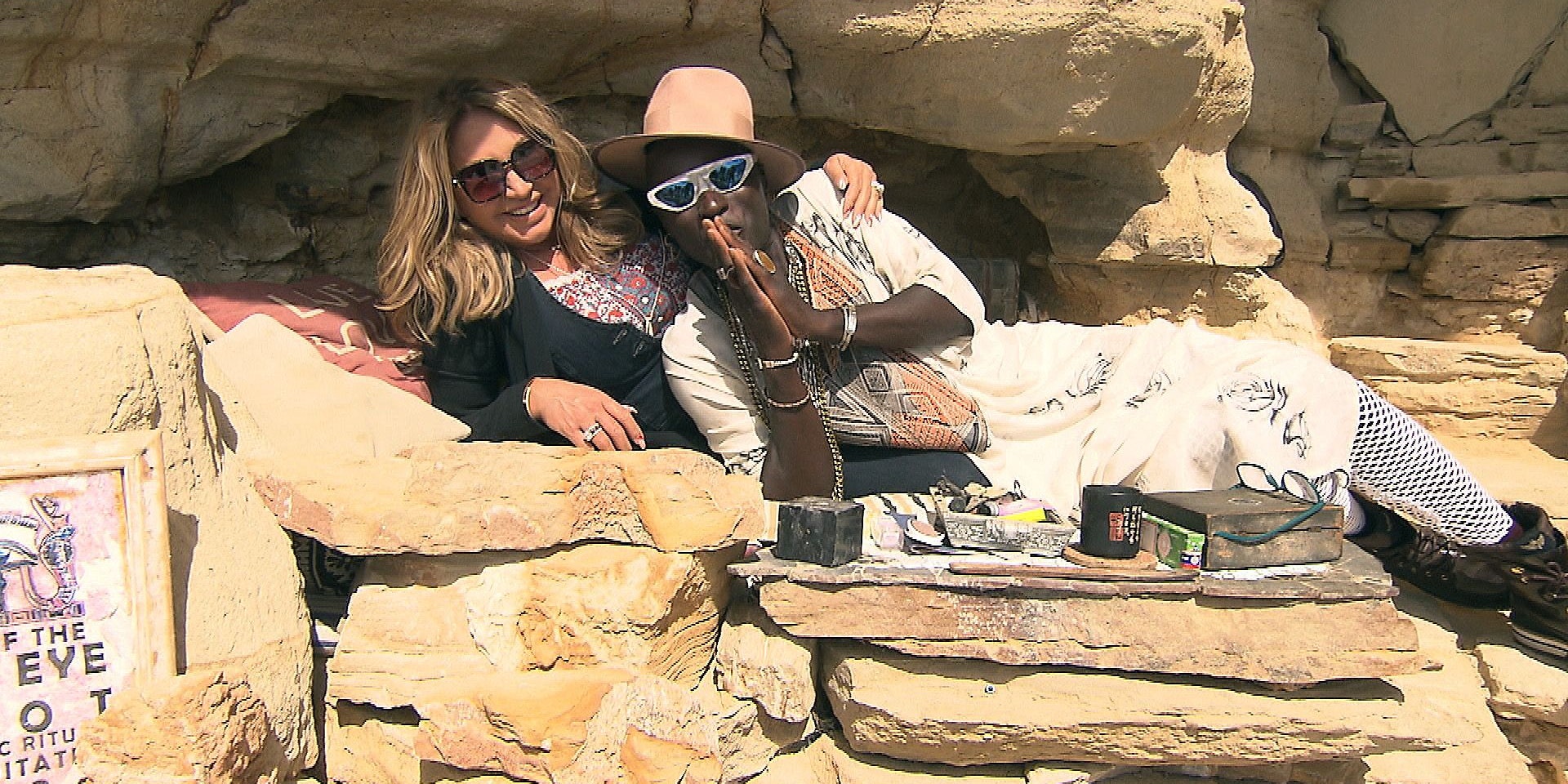 Carmen Geiss und Papis Loveday testen das Höhlenbett.