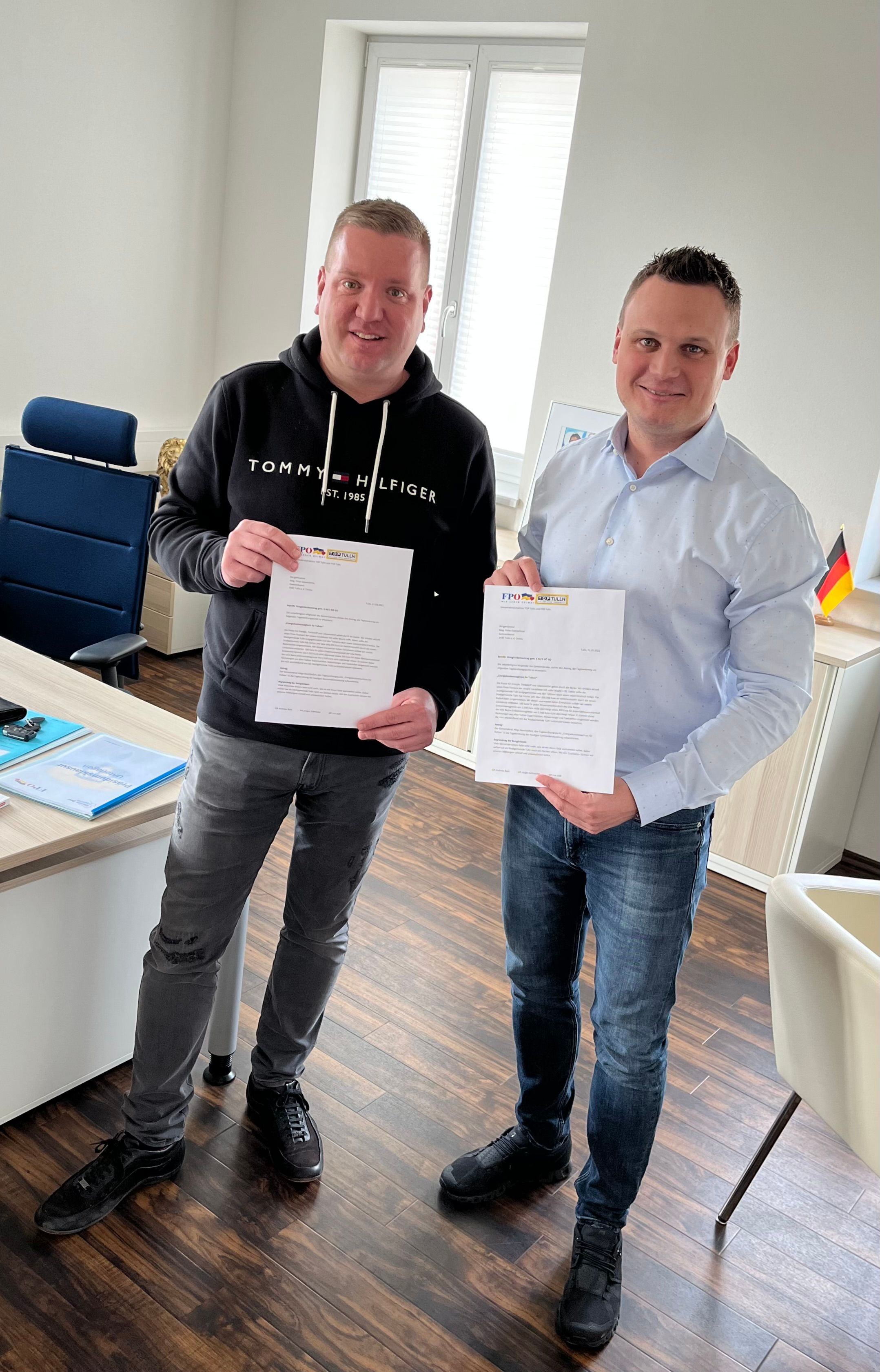 GR Jürgen Schneider und GR Andreas Bors mit dem Antrag für die Gemeinderatssitzung.