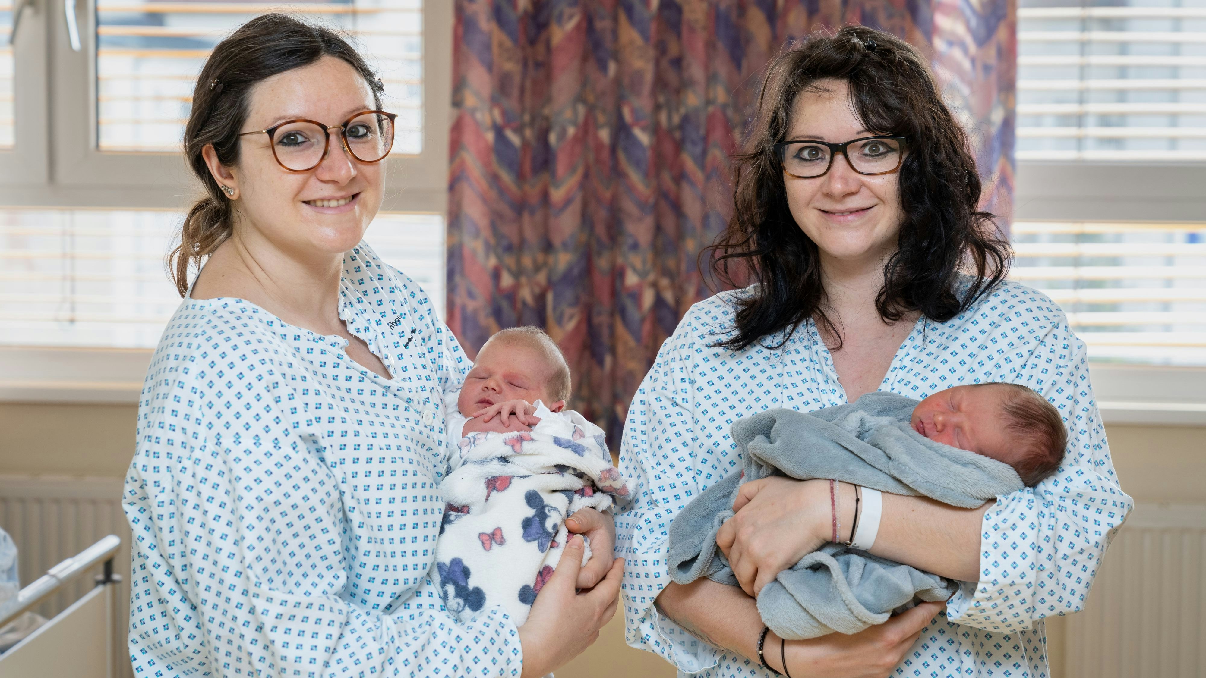 PEK, SR, Geburtenhilfe, ZwillingsschwesternDie Schwestern Alina Steiner (li.; mit Töchterchen Lyria Finja) und Jennifer Hinterleitner (mit Sohn James) im Klinikum in Steyr