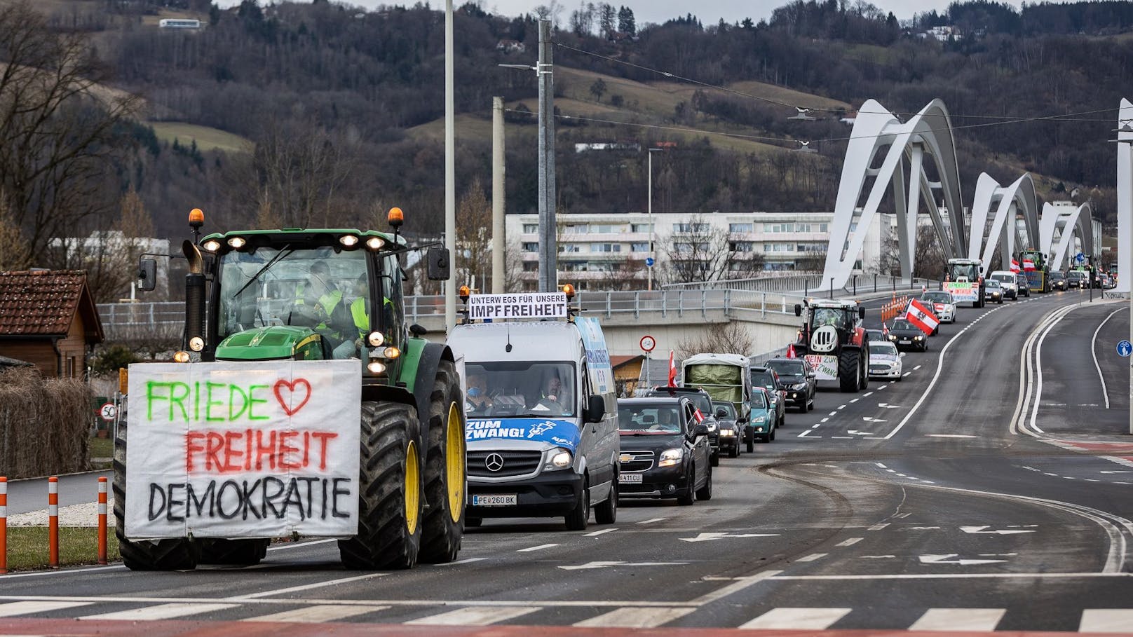 Beim Autokorso am 21. Februar blockierten die Impfgegner drei Stunden lange die Linzer Innenstadt.