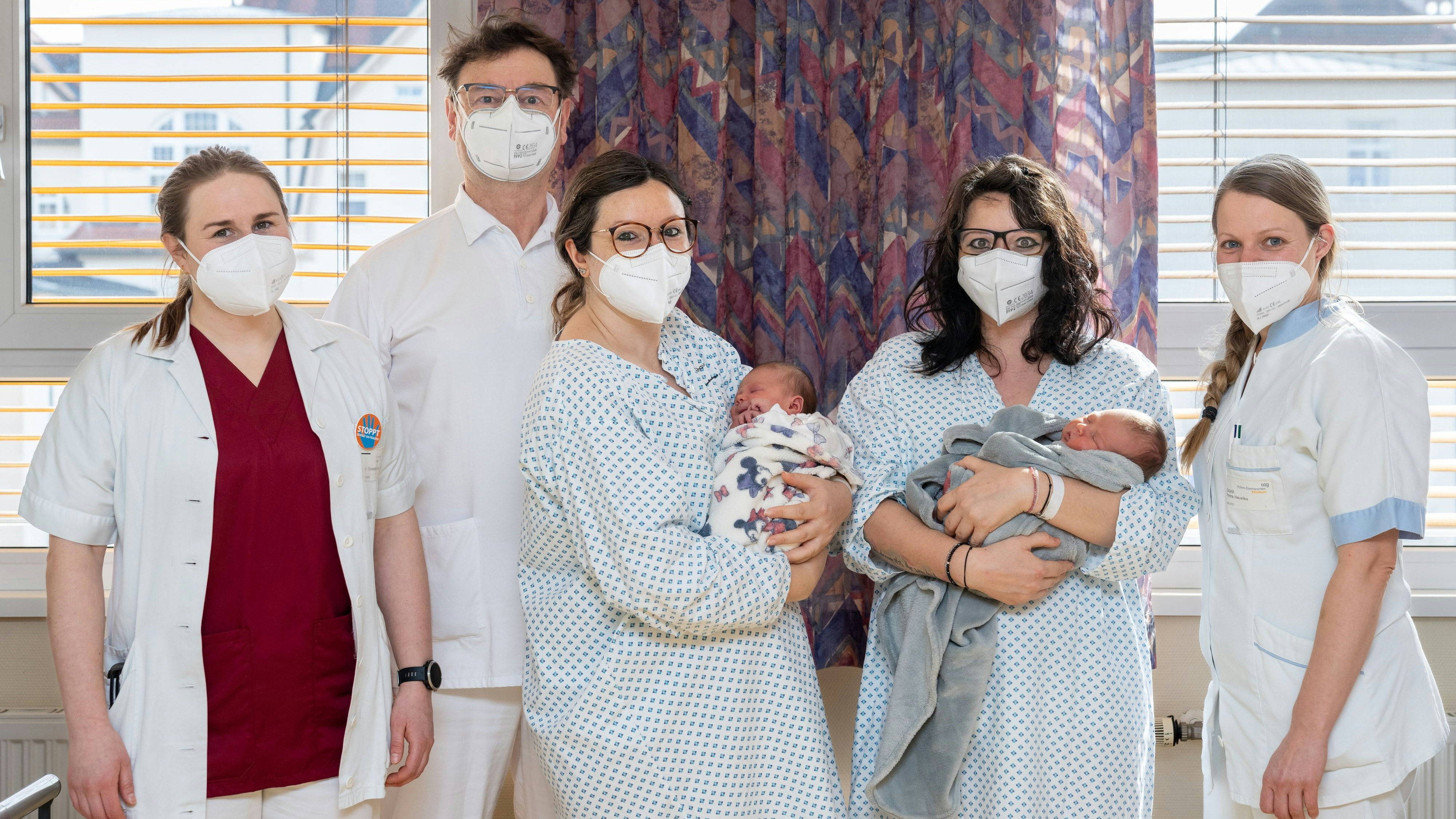 Alina Steiner (3.v.li.) und Jennifer Hinterleitner (2.v.re.) mit dem Klinik-Team: Christina Schaller (li.), Primar Lukas Angleitner-Boubenizek und Petra Havelka