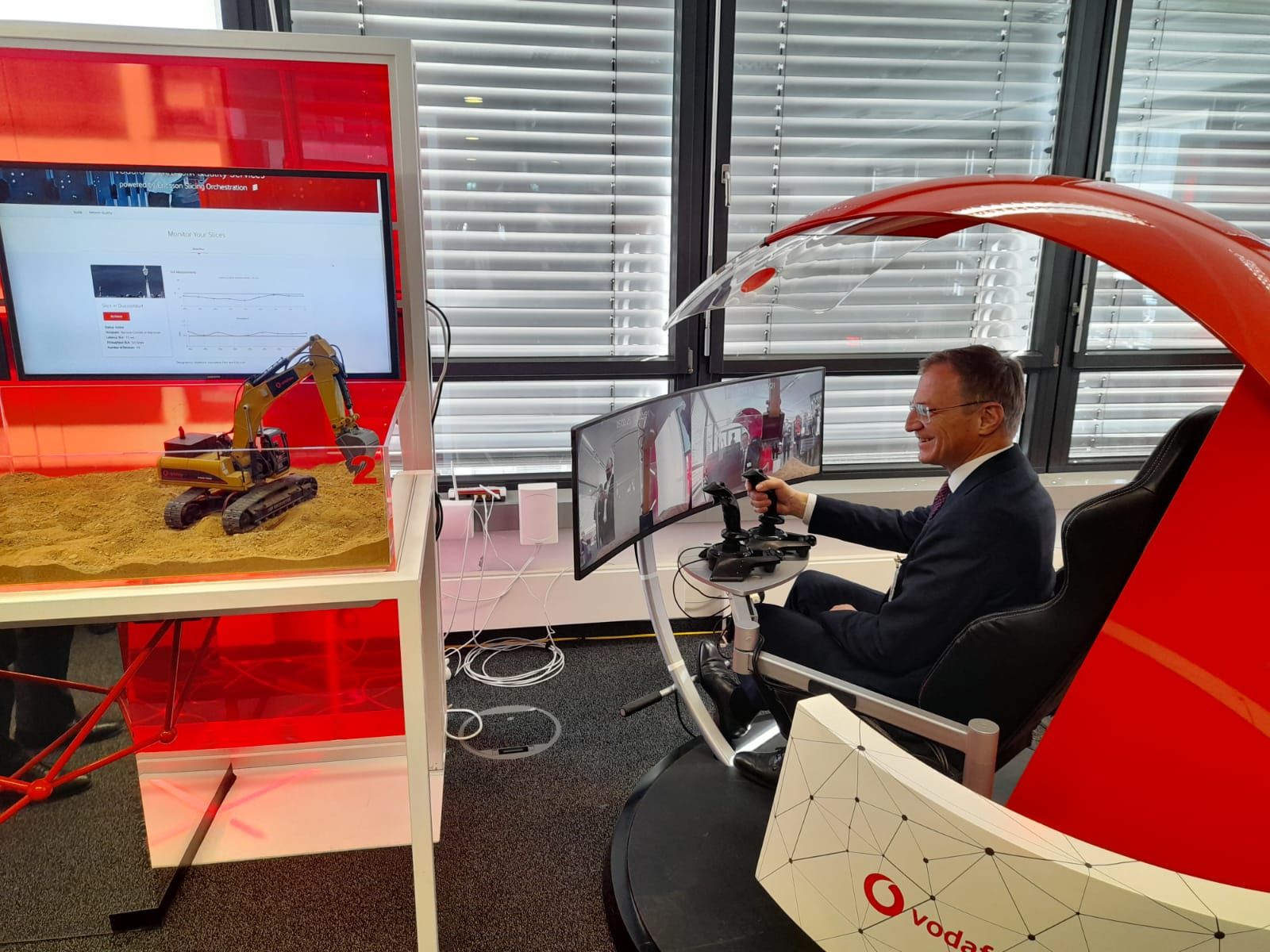 LH Thomas Stelzer steuert bei Vodafone in Düsseldorf einen 