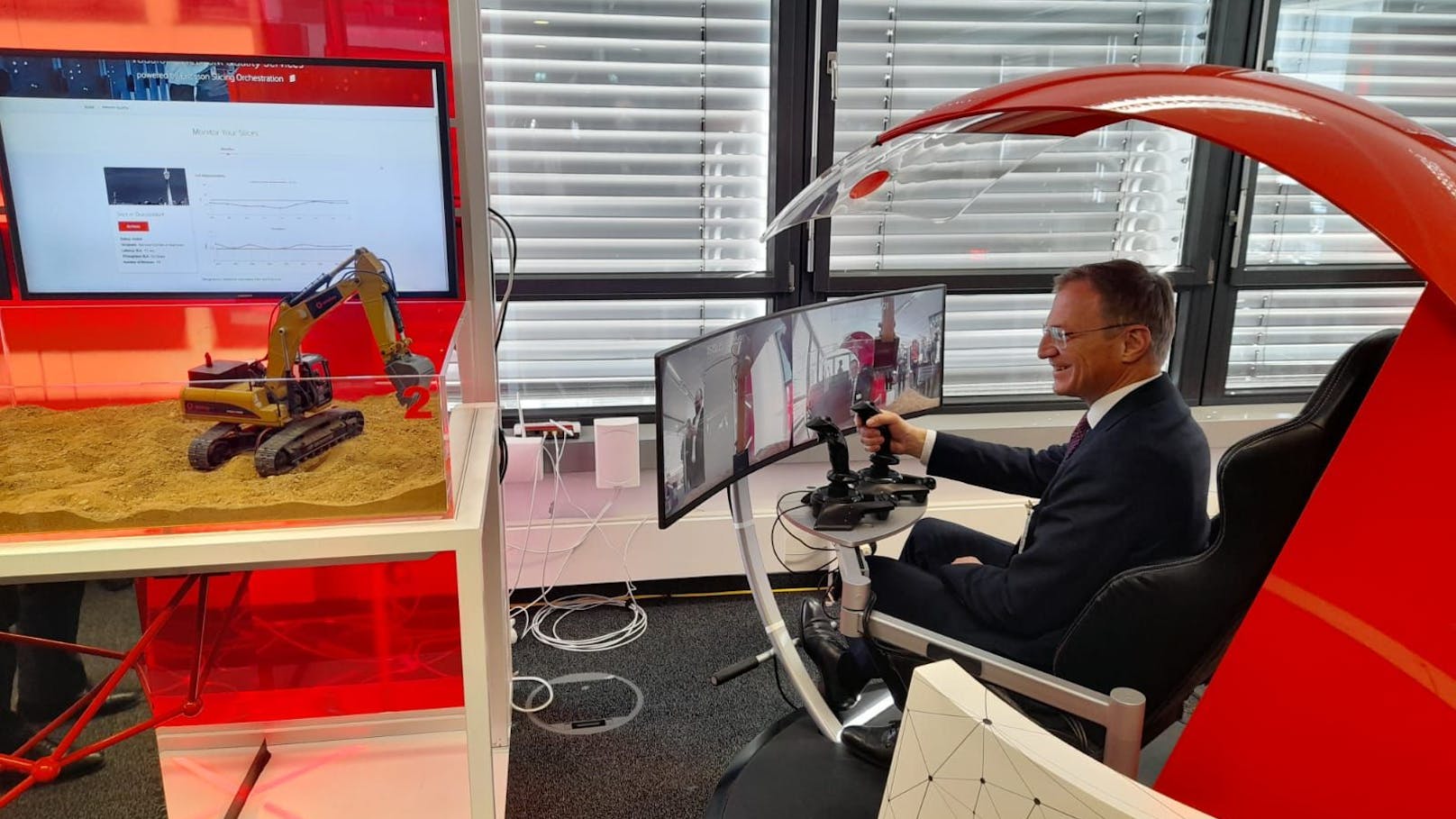 LH Thomas Stelzer steuert bei Vodafone in Düsseldorf einen "Home-Office-Bagger". Möglich macht das 5G Plus.