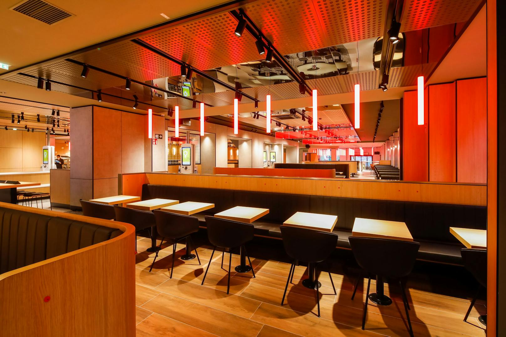 2.300 Quadratmeter Nutzfläche, knapp 500 Sitzplätze und 30 Bestellmöglichkeiten: Der neue Urban Flagship Store auf der Mariahilfer Straße 85 ist das größte und modernste McDonald’s Restaurant Österreichs.