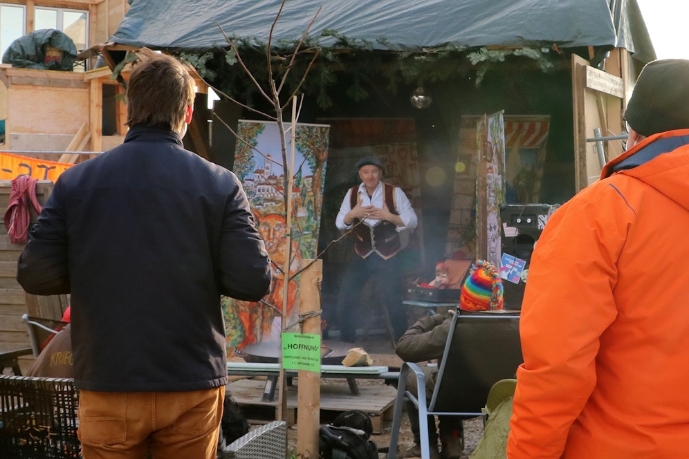 In den Camps der Klimaaktivisten führt Musicalstar Gernot Kranner Mitsing-Stücke für Kinder auf.