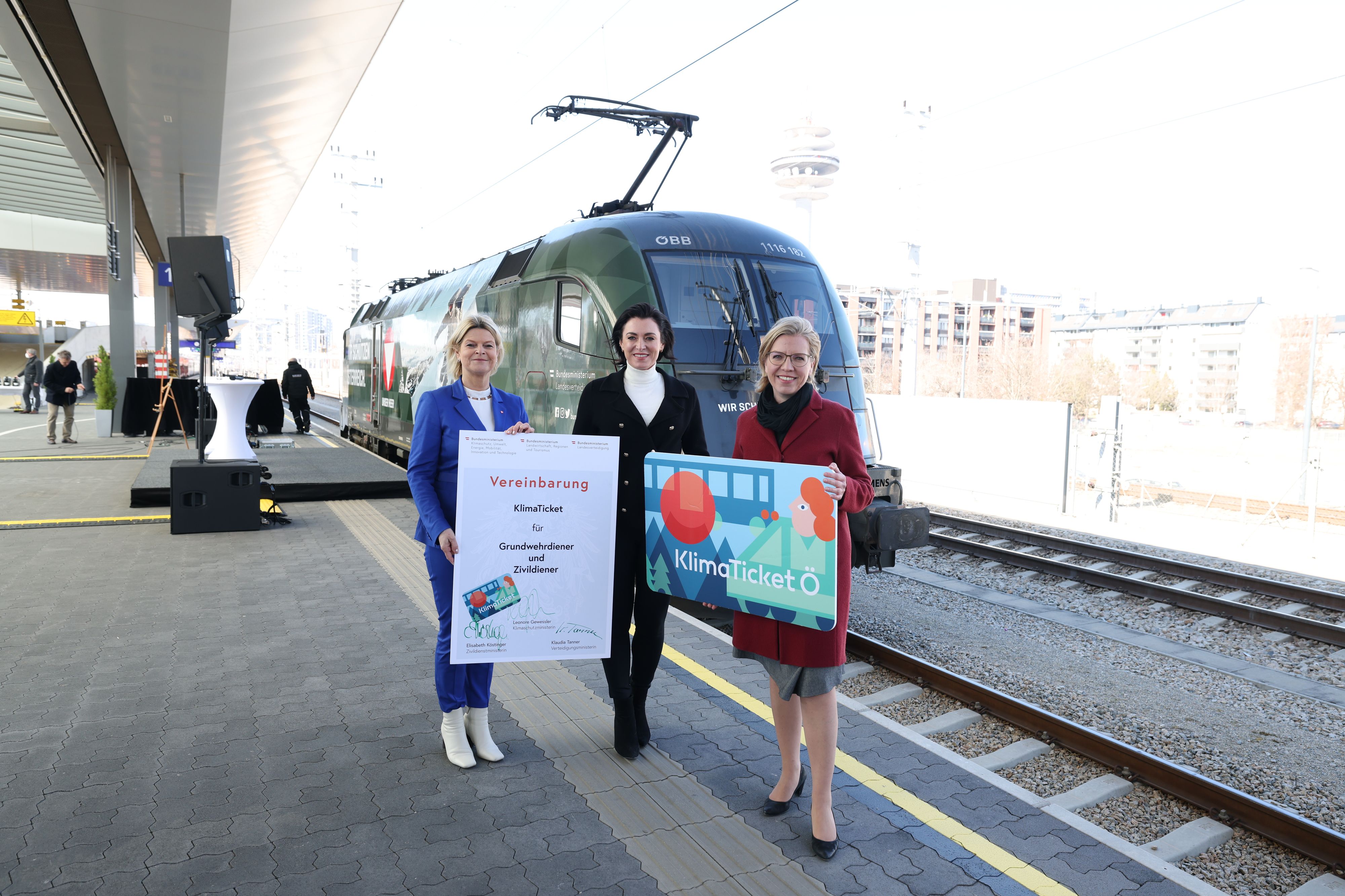 Grundwehr- und Zivildiener können mit 1. April gratis auf das Klimaticket umsteigen.