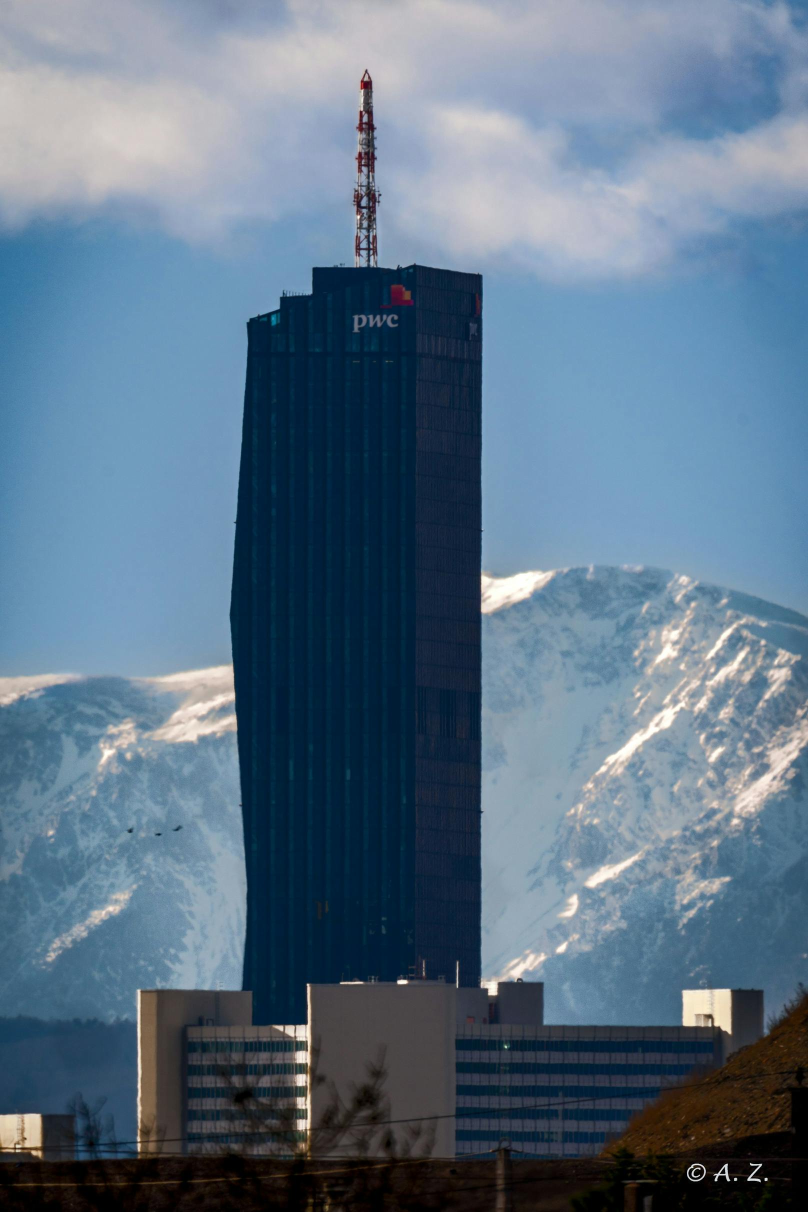 Der DC Tower in Wien-Donaustadt liegt – am Foto – am Fuße des fast 100 Kilometer entfernten Schneebergs (NÖ).