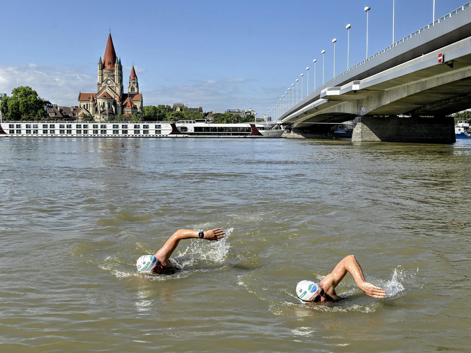 Chemiker und Schwimmer Andreas Fath durchschwimmt die Donau im Rahmen des Projektes "cleandanube - Schwimmen für eine Donau ohne Mikroplastik".