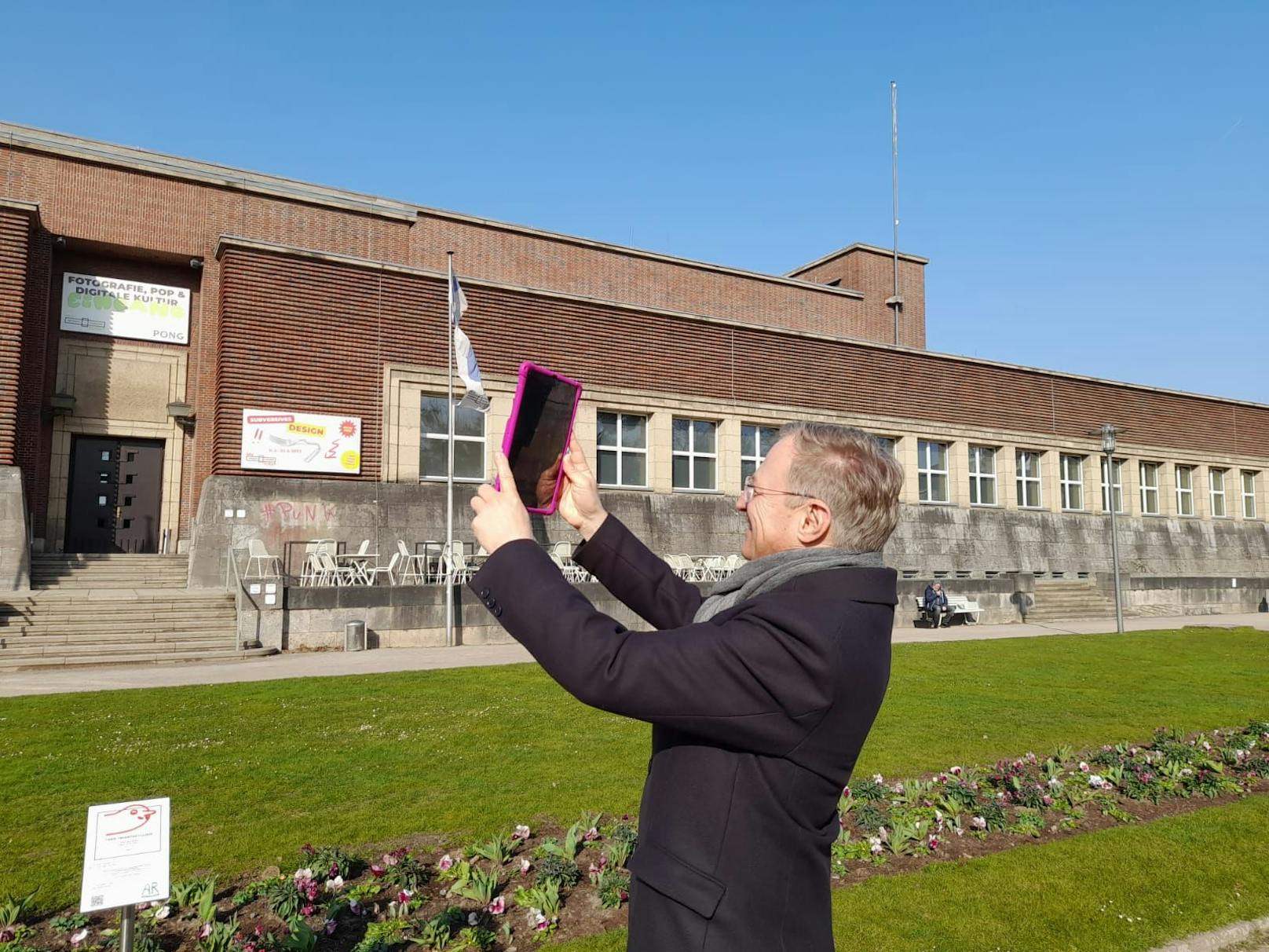 LH Stelzer beim Besuch der Augmented-Reality-Ausstellung im Düsseldorfer Kunstpalast.