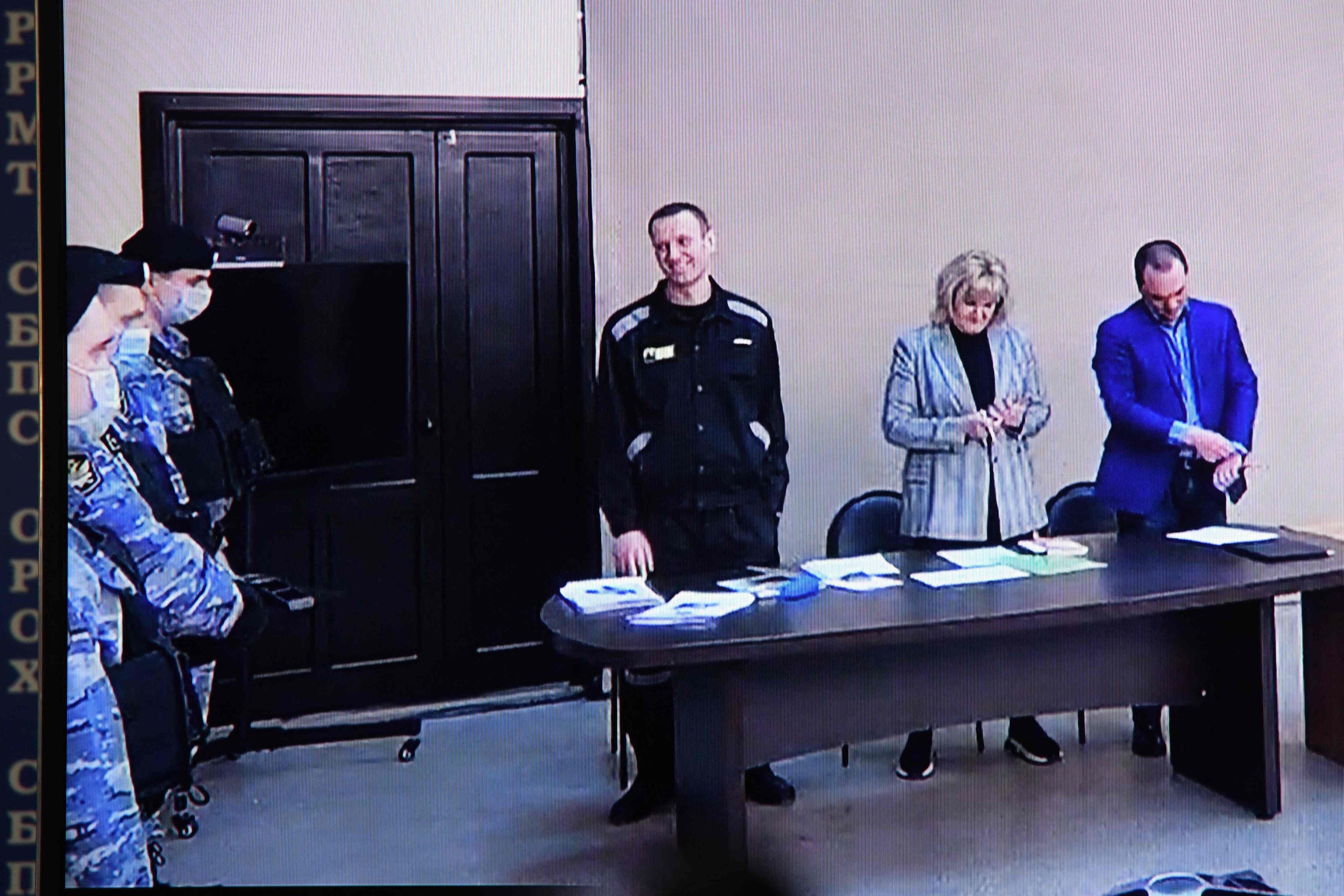 Download von www.picturedesk.com am 22.03.2022 (14:08).  Russian opposition leader Alexei Navalny is seen on a screen via a video link during the verdict in his embezzlement and contempt of court trial at the IK-2 prison colony in the town of Pokrov in Vladimir Region on March 22, 2022. - A Russian court on March 22 sentenced jailed Kremlin critic Alexei Navalny to nine years in prison after he was found guilty of embezzlement and contemps of court, an AFP journalist said. (Photo by AFP) - 20220322_PD3750 - Rechteinfo: Rights Managed (RM) Nur für redaktionelle Nutzung! Werbliche Nutzung erfordert Freigabe: bitte schicken Sie uns eine Anfrage.