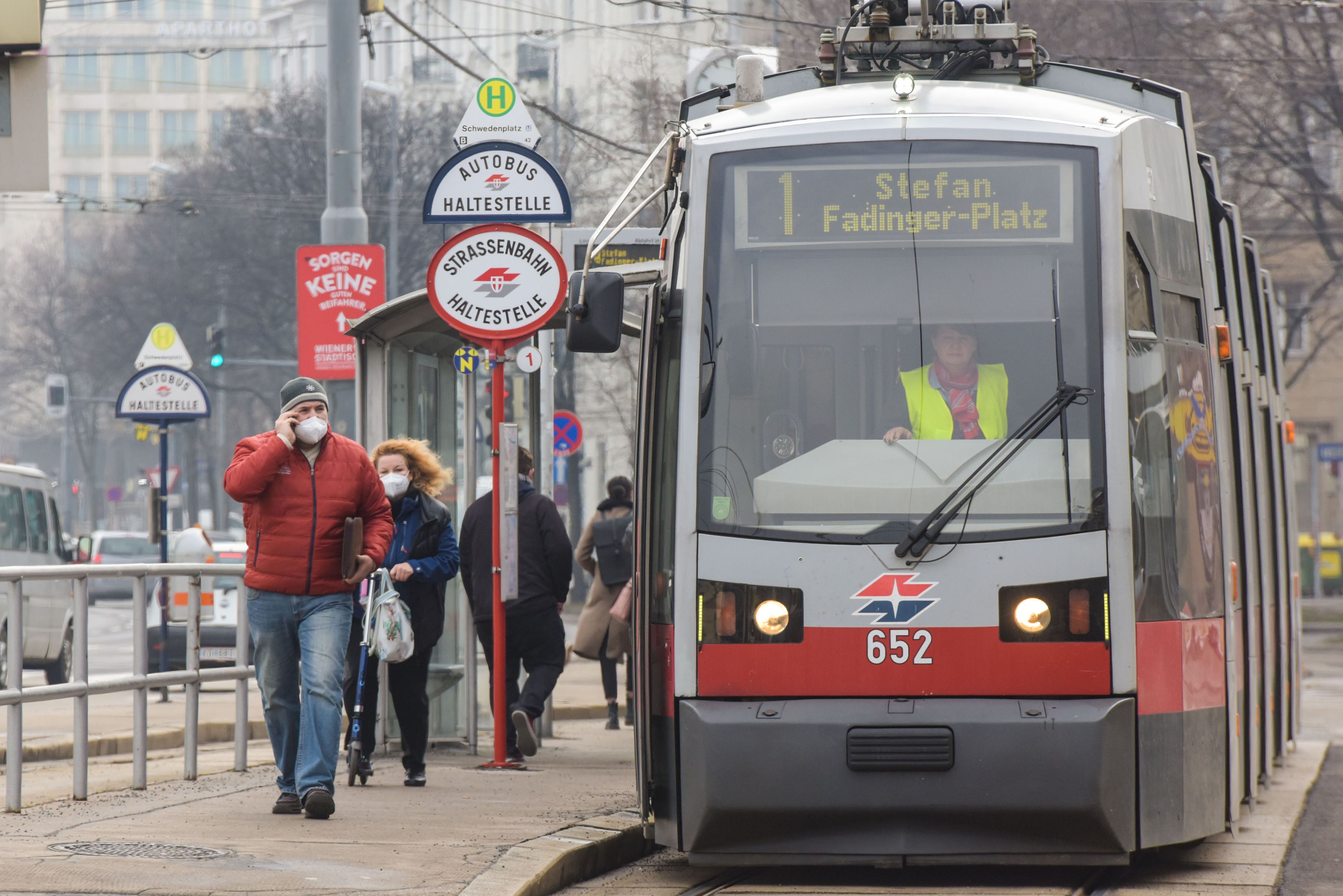 Download von www.picturedesk.com am 23.03.2022 (10:20).  (210219) -- VIENNA, Feb. 19, 2021 (Xinhua) -- A tram arrives at the station in Vienna, Austria, Feb. 19, 2021. Around 574 million passengers traveled by underground, tram and bus in Vienna in 2020, which is 40 percent fewer than in 2019, according to the public transport operator Wiener Linien. (Xinhua/Guo Chen).Xinhua News Agency / eyevine :...http://. - 20210219_PD7339 - Rechteinfo: Rights Managed (RM)
