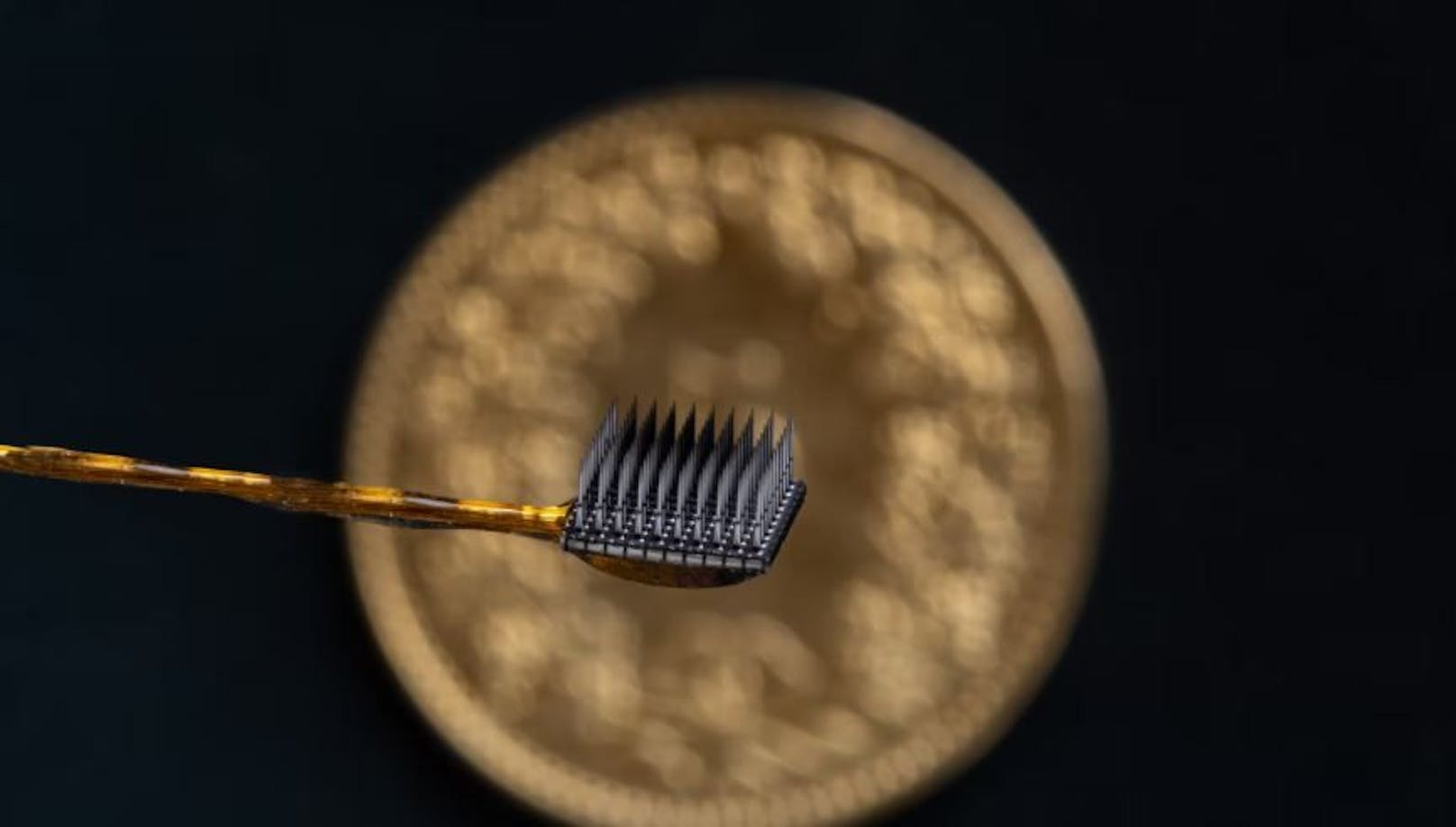 Zwei Mikroelektroden-Geräte mit jeweils 3,2 mm wurden in die Oberfläche des motorischen Kortex eingeführt – dem Teil des Gehirns, der für Bewegungen verantwortlich ist. Jedes Array hat 64 nadelartige Elektroden, die neuronale Signale aufzeichnen.
