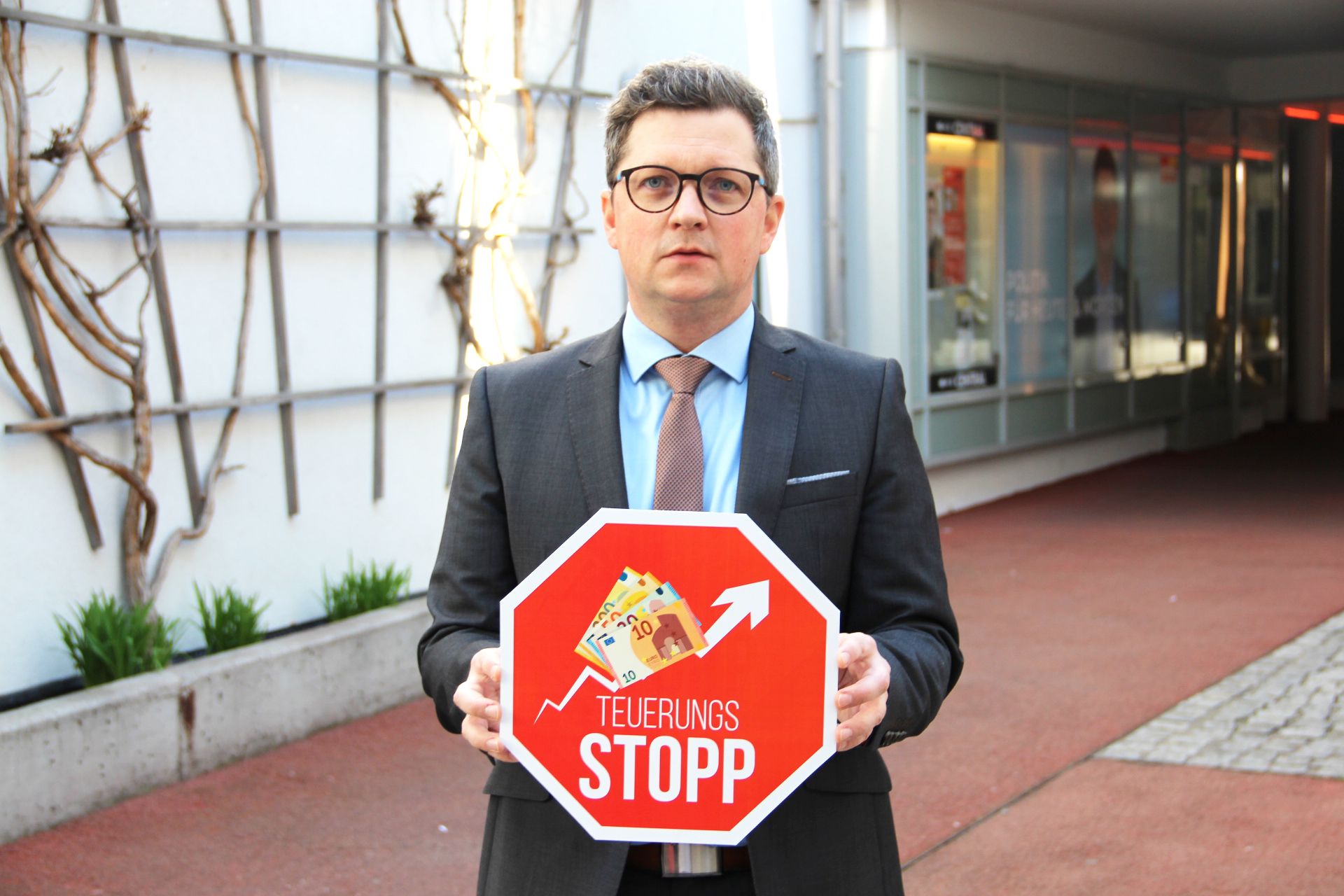 SPOOE-Landesparteivorsitzende Michael Lindner kritisiert die Regierung scharf.