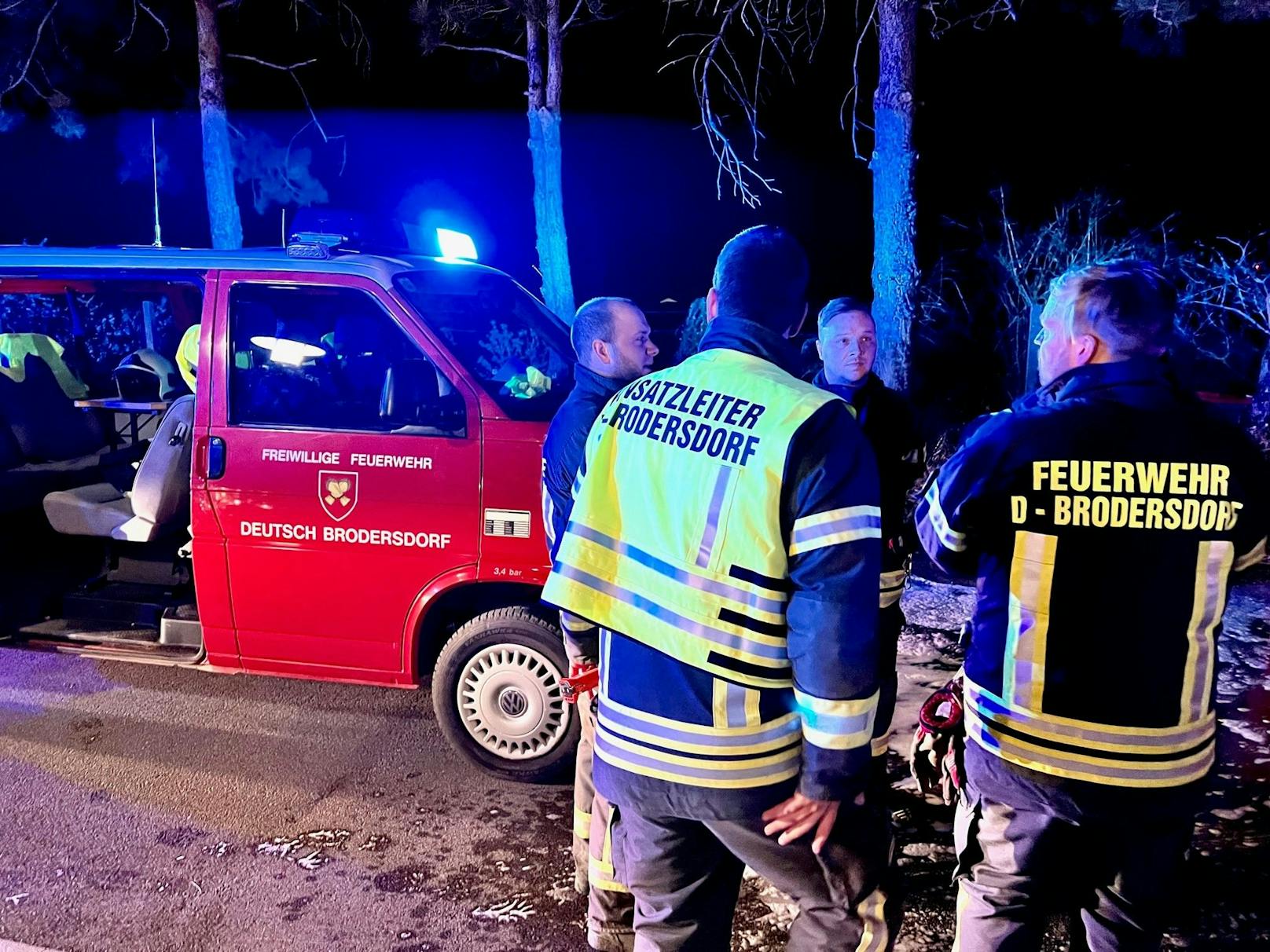 Die Einsatzkräfte am Dienstagabend vor Ort.