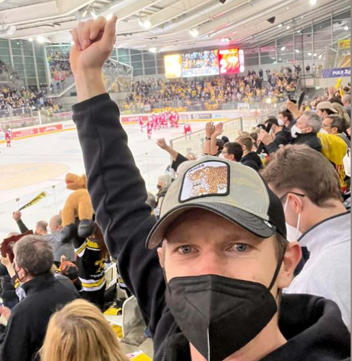 Mario Sonnleitner feiert in der Eishalle den Caps-Aufstieg.