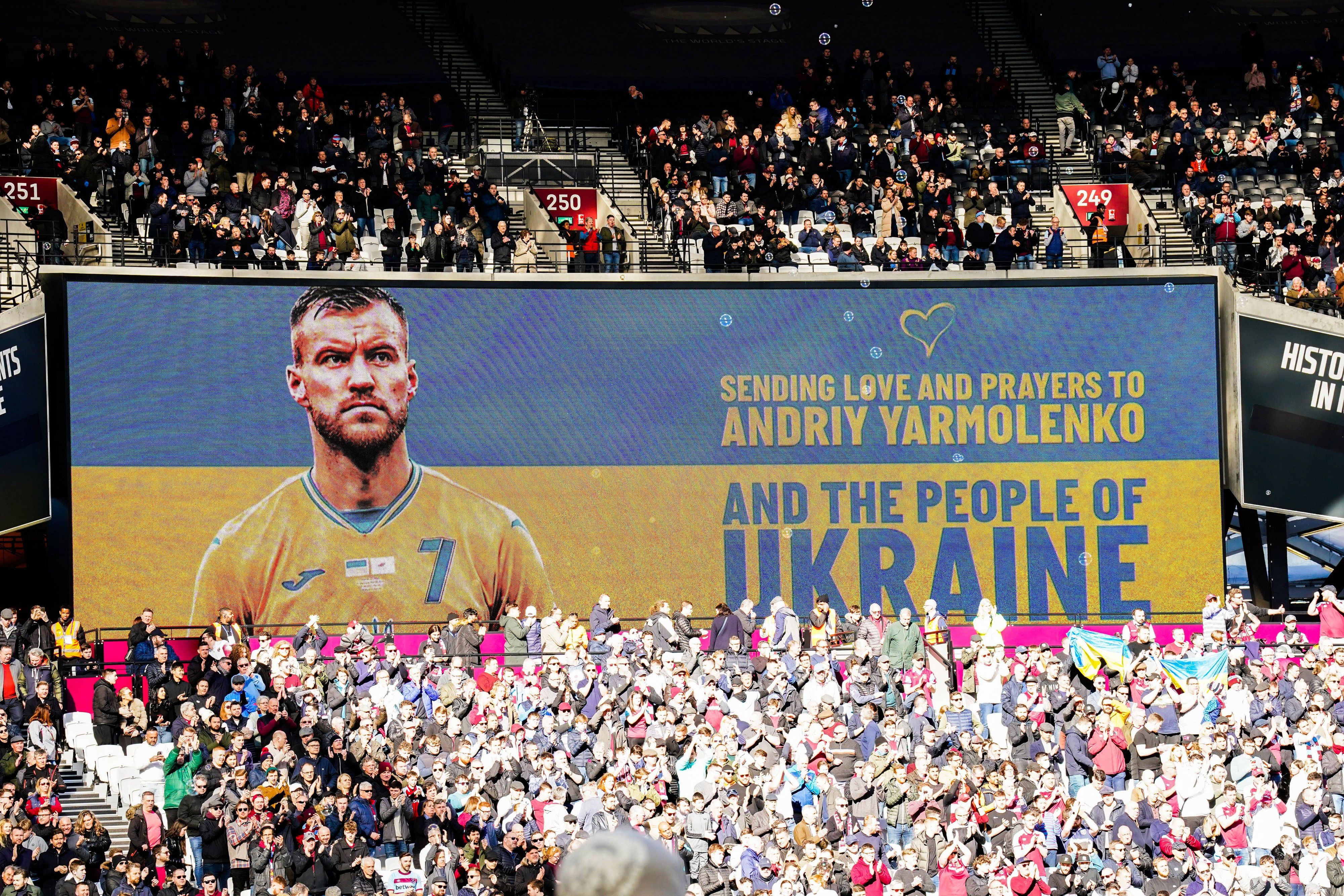 Die Fans unterstützen AndrYarmolenko