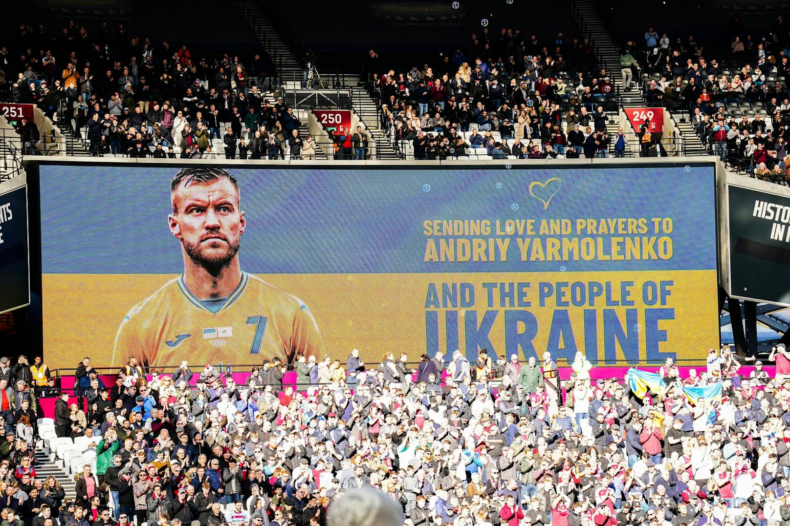 Die Fans unterstützen Andriy Yarmolenko