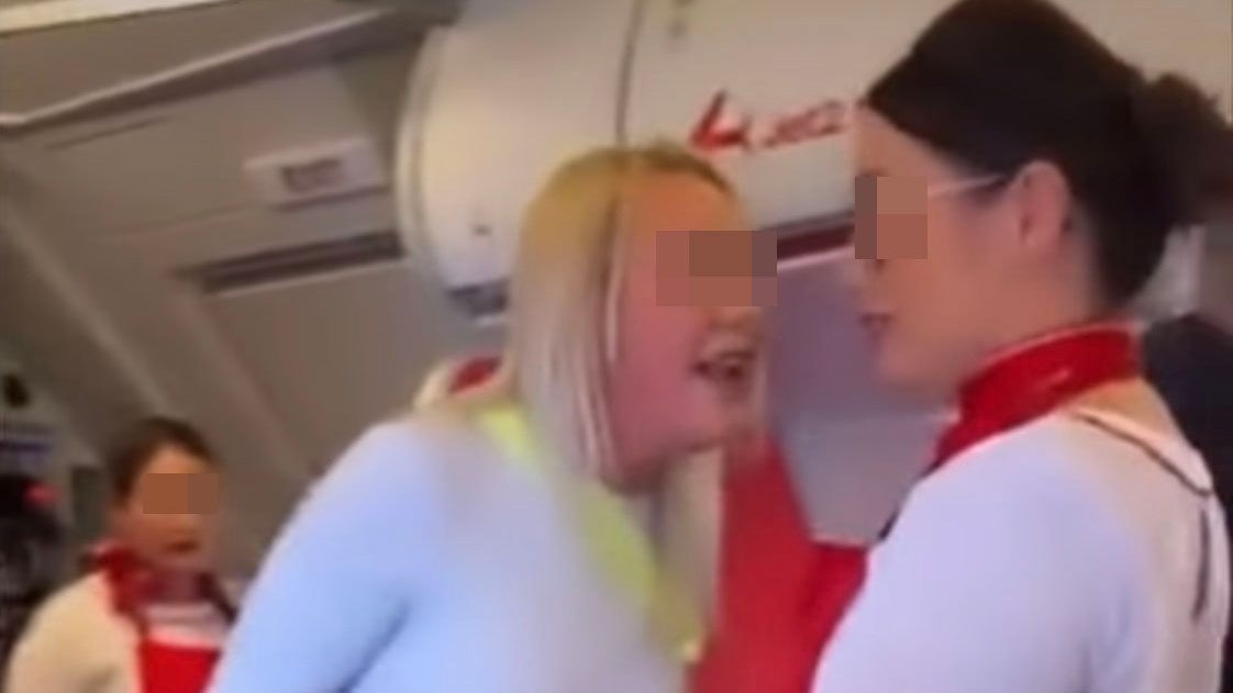 Video zeigt, wie Frau in Jet ausrastet.