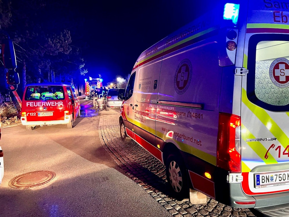 Die Einsatzkräfte am Dienstagabend vor Ort.