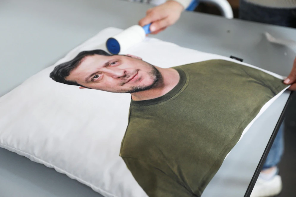Wolodimir Selenski ziert jetzt sogar Pölster eines tschechischen Designers.&nbsp;