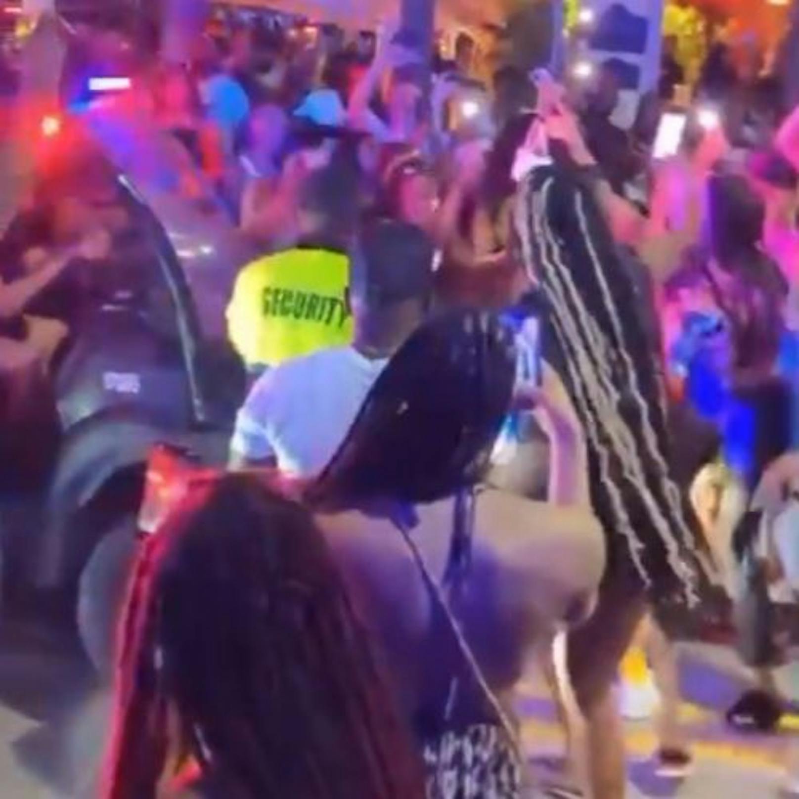 "Unsere Beamten sind erschöpft. Die Party muss aufhören", schreibt die Polizei von Miami Beach. Tausende feierwütige Teenager haben während des Spring Break die Stadt gestürmt.
