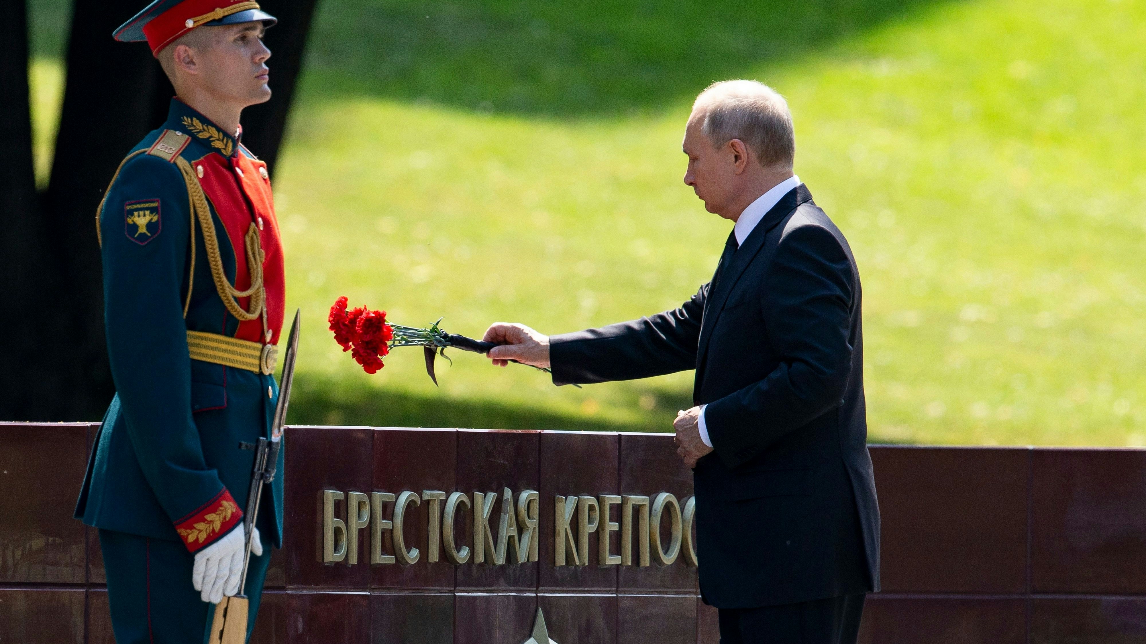 Download von www.picturedesk.com am 23.03.2022 (13:25).  Russian President Vladimir Putin puts flowers on the tomb Brest Fortress as he takes part in a wreath laying ceremony at the Tomb of Unknown Soldier in Moscow, Russia, Saturday, June 22, 2019, marking the 78th anniversary of the Nazi invasion of the Soviet Union. (AP Photo/Alexander Zemlianichenko) - 20190622_PD1555 - Rechteinfo: Rights Managed (RM)