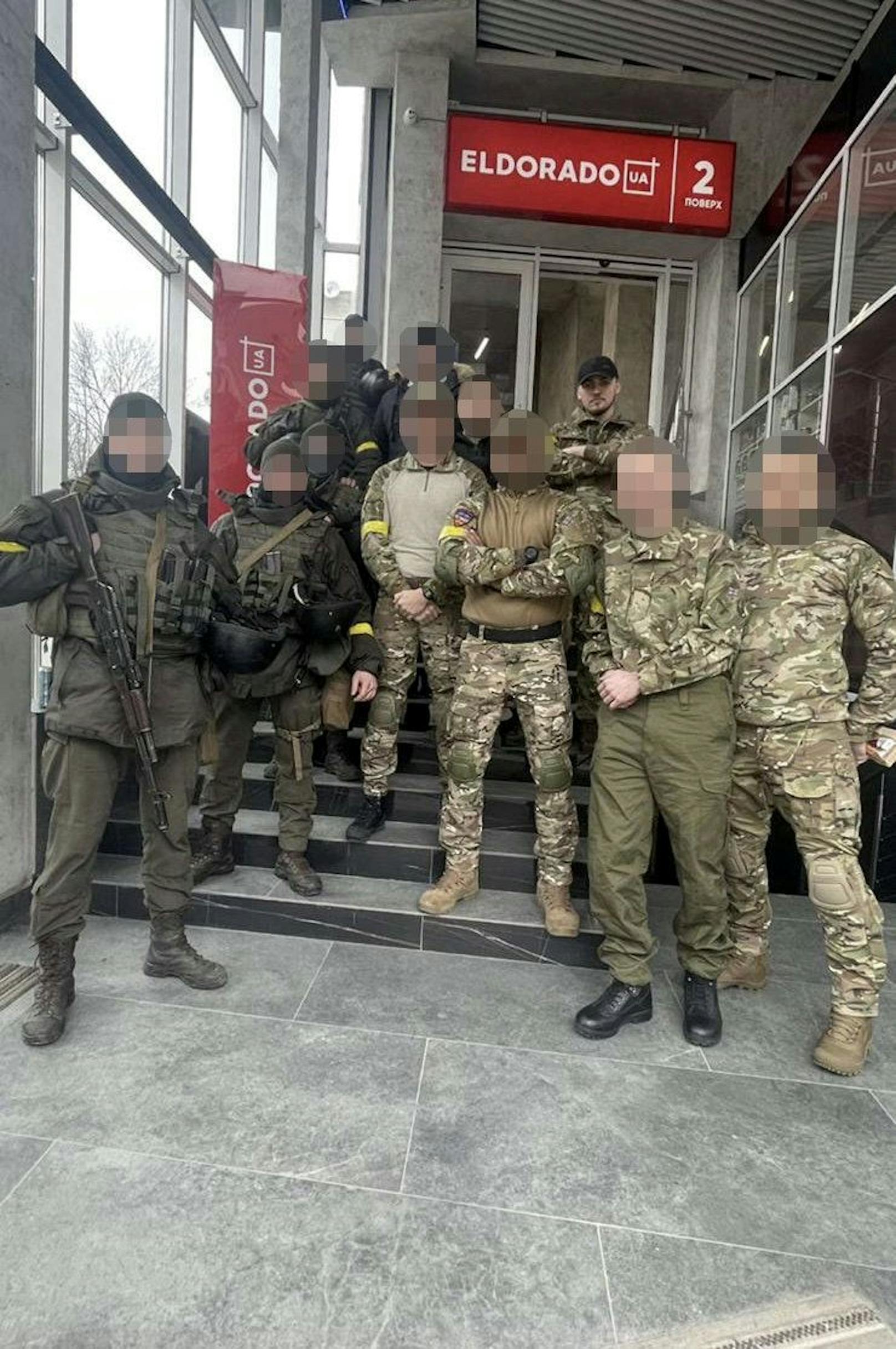 Ethan Dennis und weitere Soldaten in der Ukraine. 