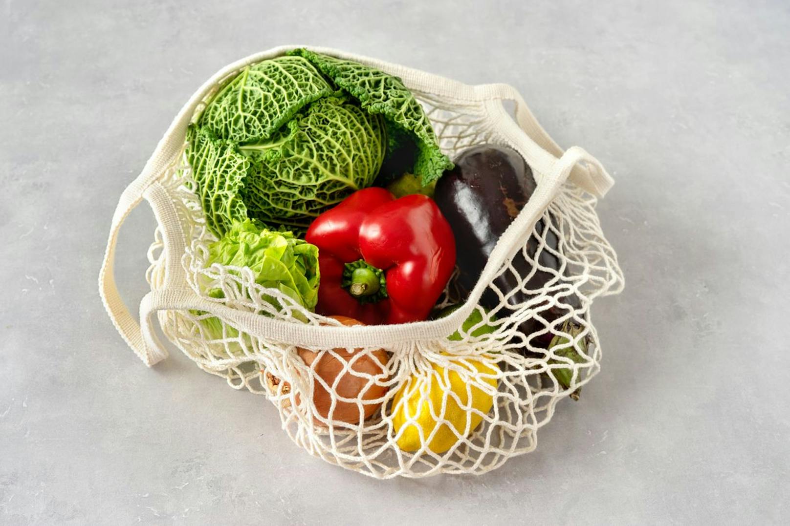 Anstatt immer wieder auf die kleinen Plastiktaschen im Supermarkt zurückzugreifen solltest du dir einen Mehrwegbeutel für dein loses Obst und Gemüse besorgen. Dieses kann eine kleine Stofftasche sein oder ein praktisches DIY aus einem T-Shirt.