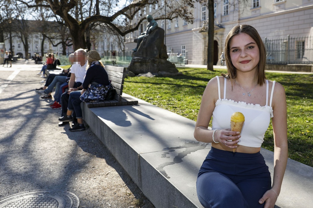 In Linz kostet die Kugel Eis mehr als in Wien. Lana (18) genießt beim Linzer Landhaus eine Kugel.&nbsp;