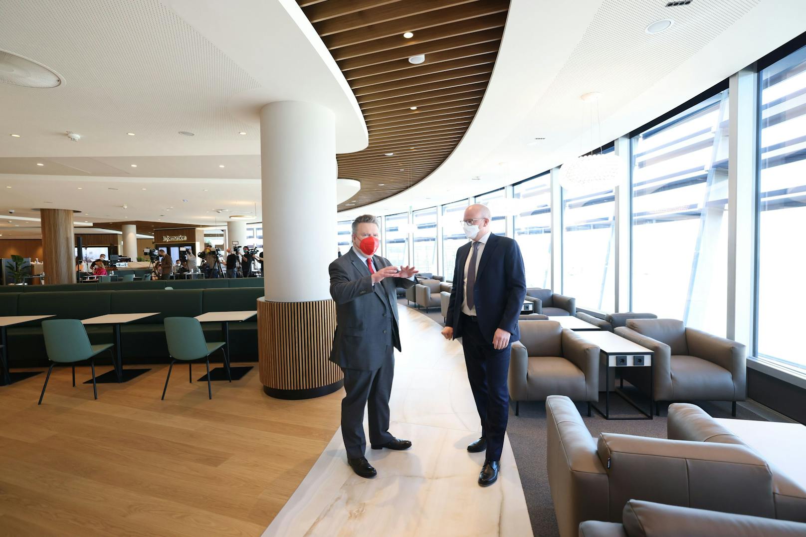 Bei einem Besuch machte sich Stadtchef Michael Ludwig (SPÖ. l.), hier am Bild mit Flughafen-Vorstand Julian Jäger, selbst ein Bild des neuen Terminal 2.