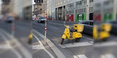 Post-Vespa parkt auf Wiener Straße, blockiert Verkehr