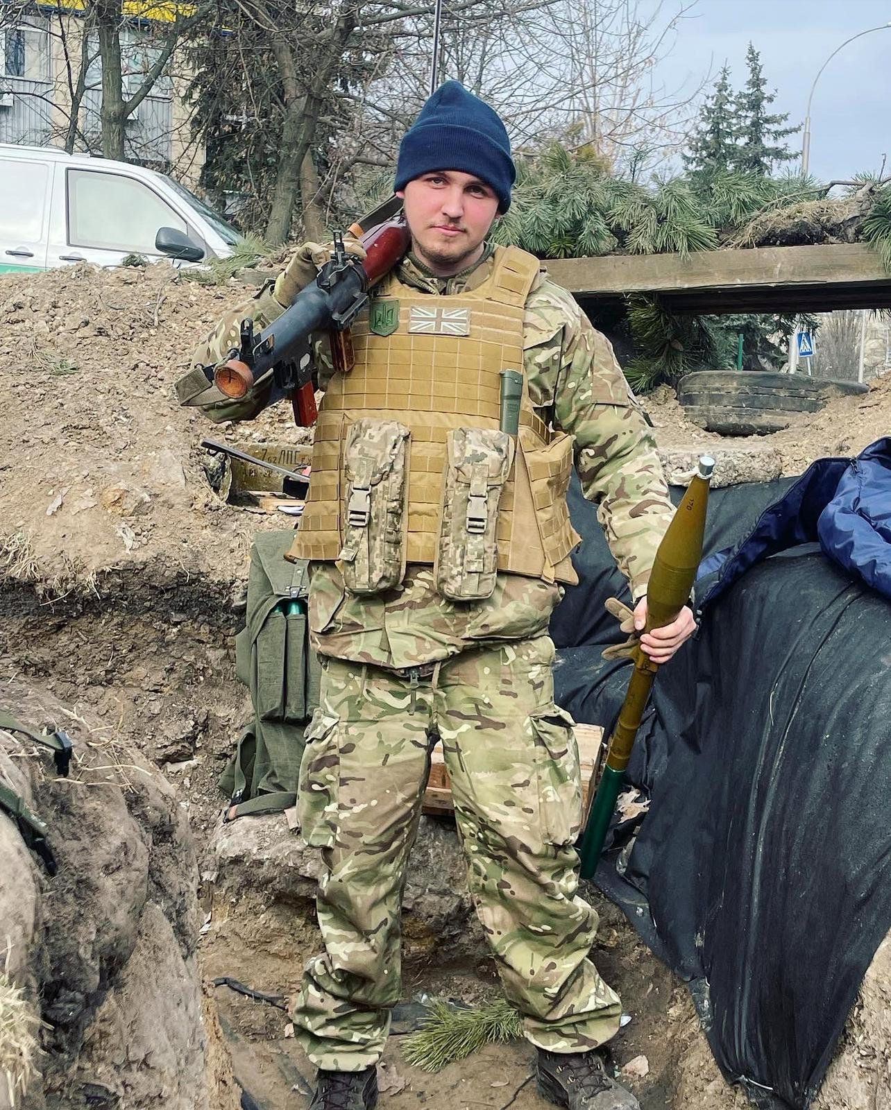 Ethan Dennis bei seiner Ankunft in der Ukraine. 