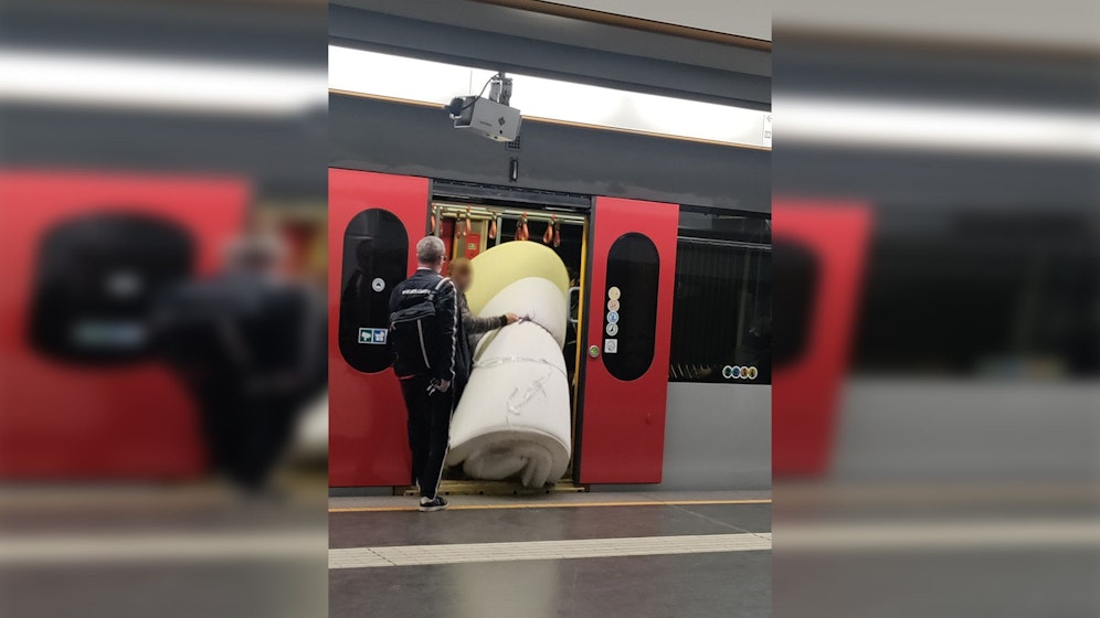 Bei der Station Floridsdorf stieg er ein.