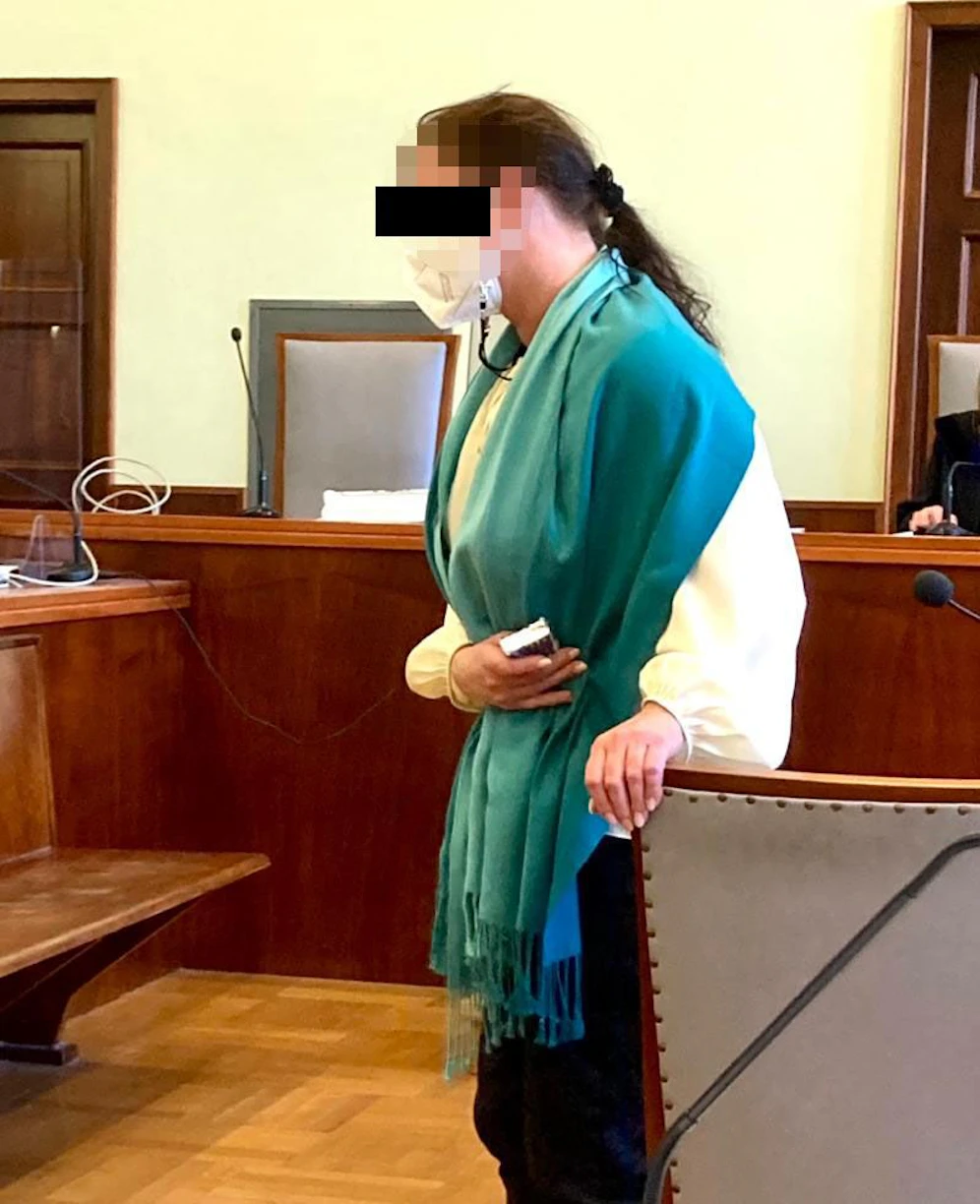Die Angeklagte vor Gericht in Wiener Neustadt