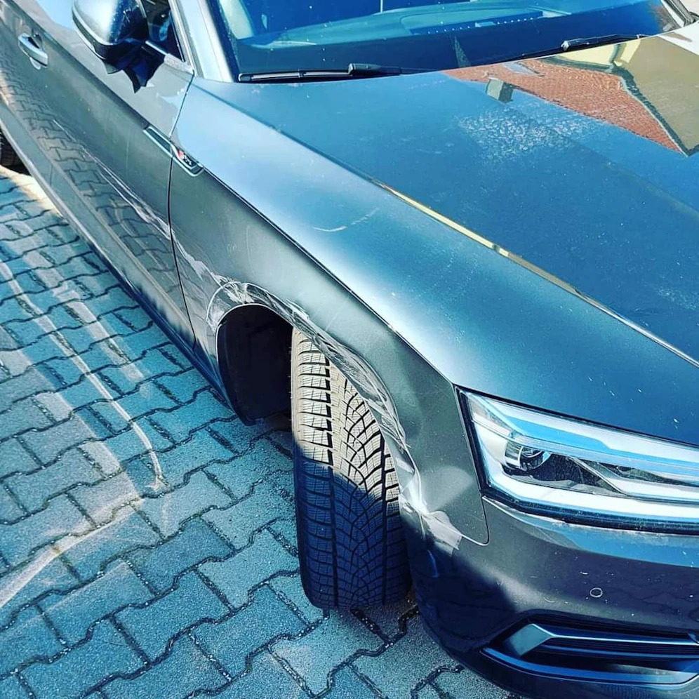 Demoliertes Auto nach Verfolgungsjagd