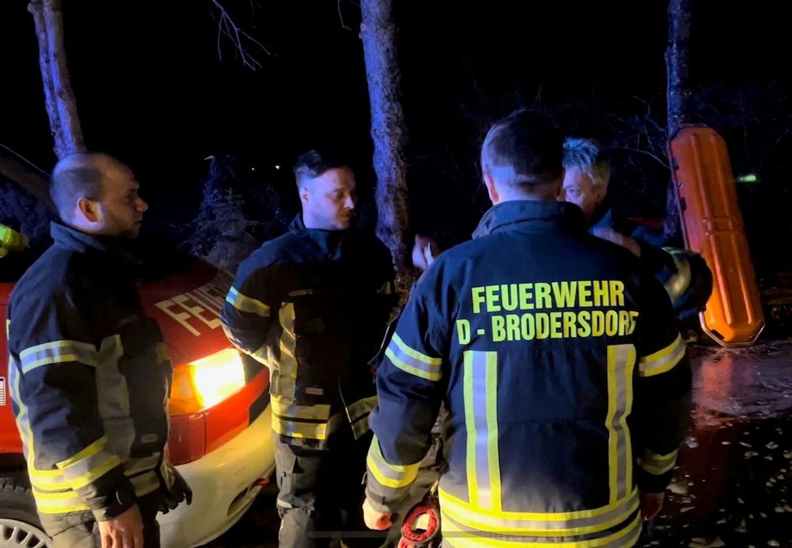 Die Einsatzkräfte am Dienstagabend vor Ort.