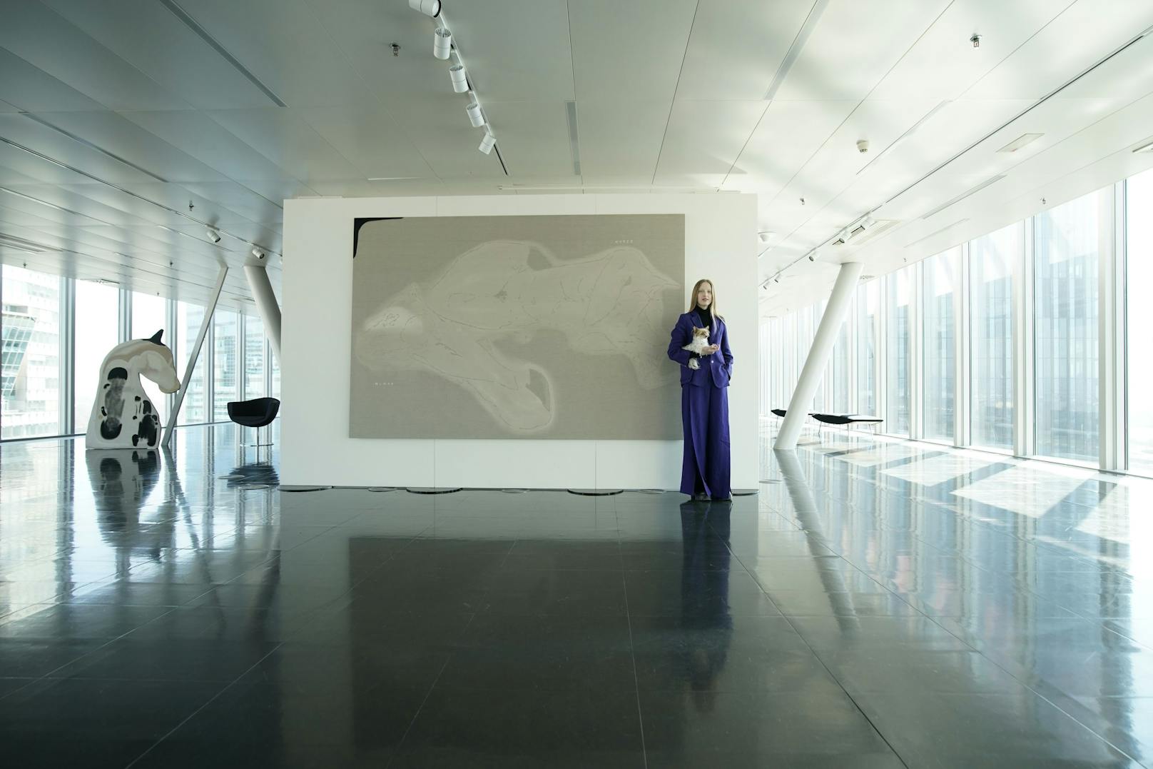 Anouk Lamm Anouk vor dem Werk "Grace and Grave are only one Letter apart N7 Horse/Human, 2022"