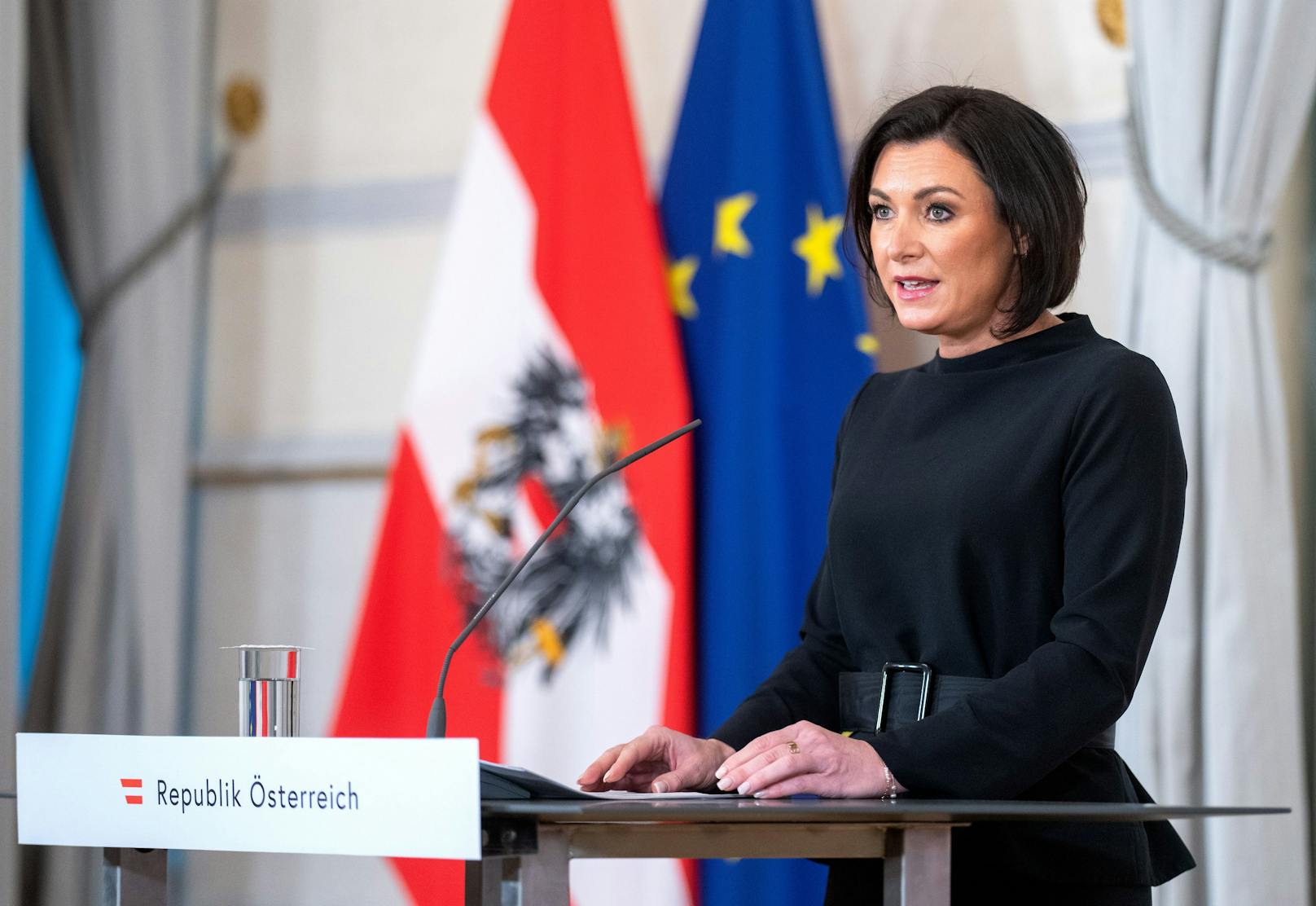 Telekommunikationsministerin Elisabeth Köstinger (ÖVP) am Mittwoch, 23. März 2022, im Rahmen des Pressefoyers nach dem Ministerrat im Bundeskanzleramt in Wien.