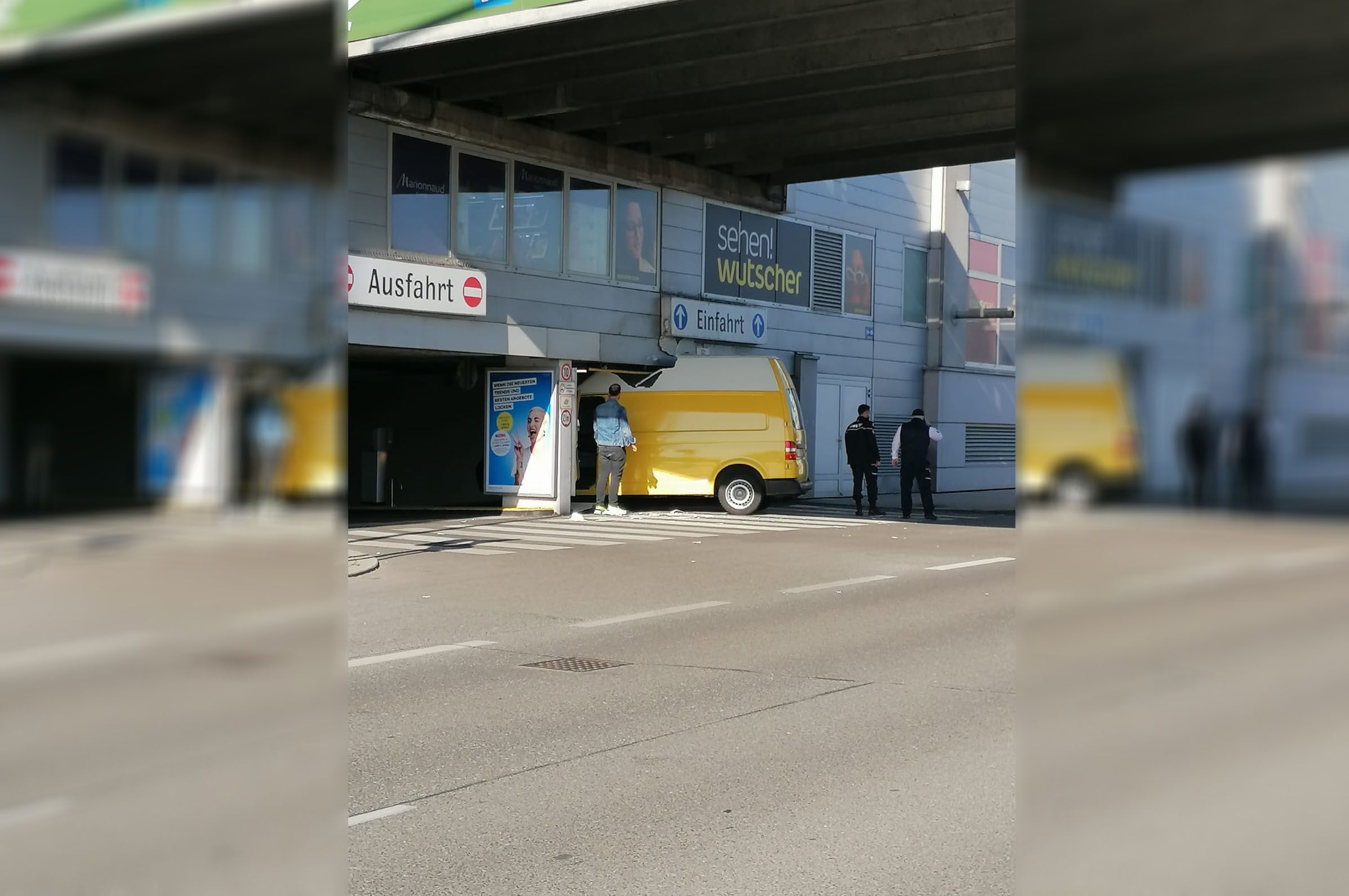 Gelber Transporter bleibt bei Garagen-Einfahrt stecken