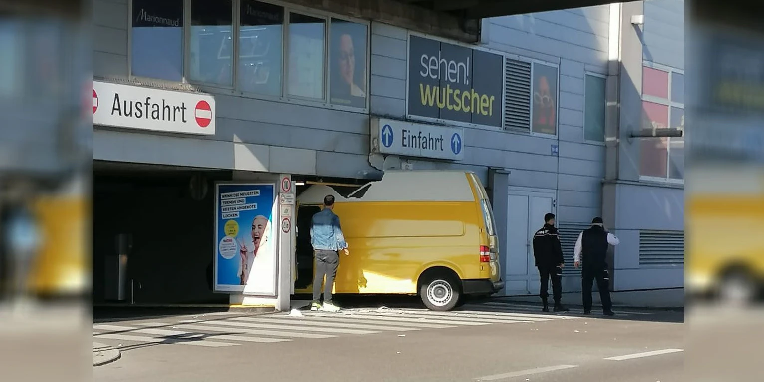 Gelber Transporter bleibt bei Garagen-Einfahrt stecken