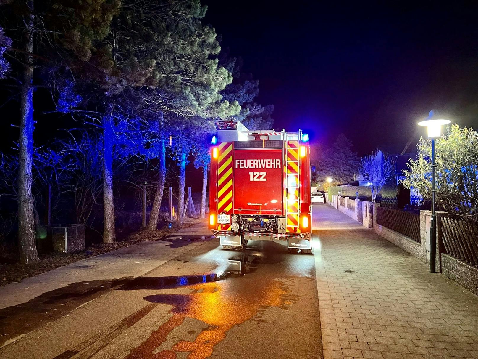 Die Einsatzkräfte am Dienstagabend vor Ort.