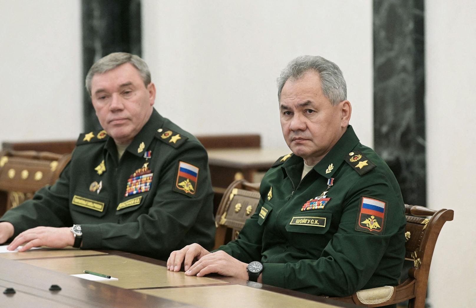 Verteidigungsminister Sergei Schoigu (r.) und Armee-Kommandant Waleri Gerassimow waren sicher ebenso verwundert.