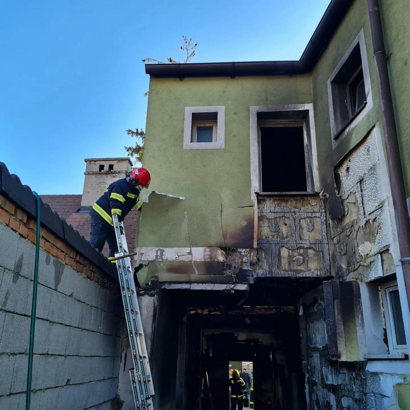 Mann rettete Familie mit Kindern aus brennendem Haus