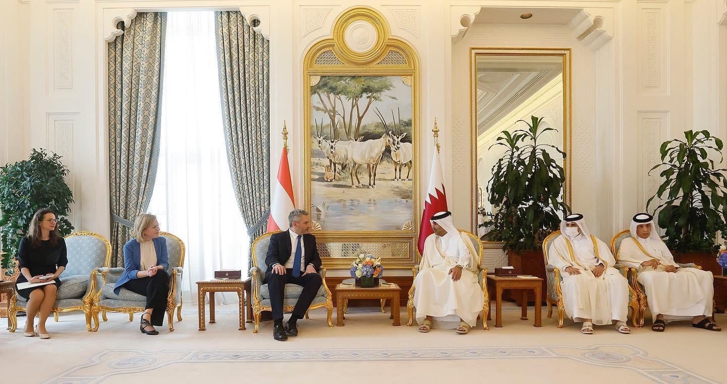 Gewessler mit Kanzler bei den Scheichs.