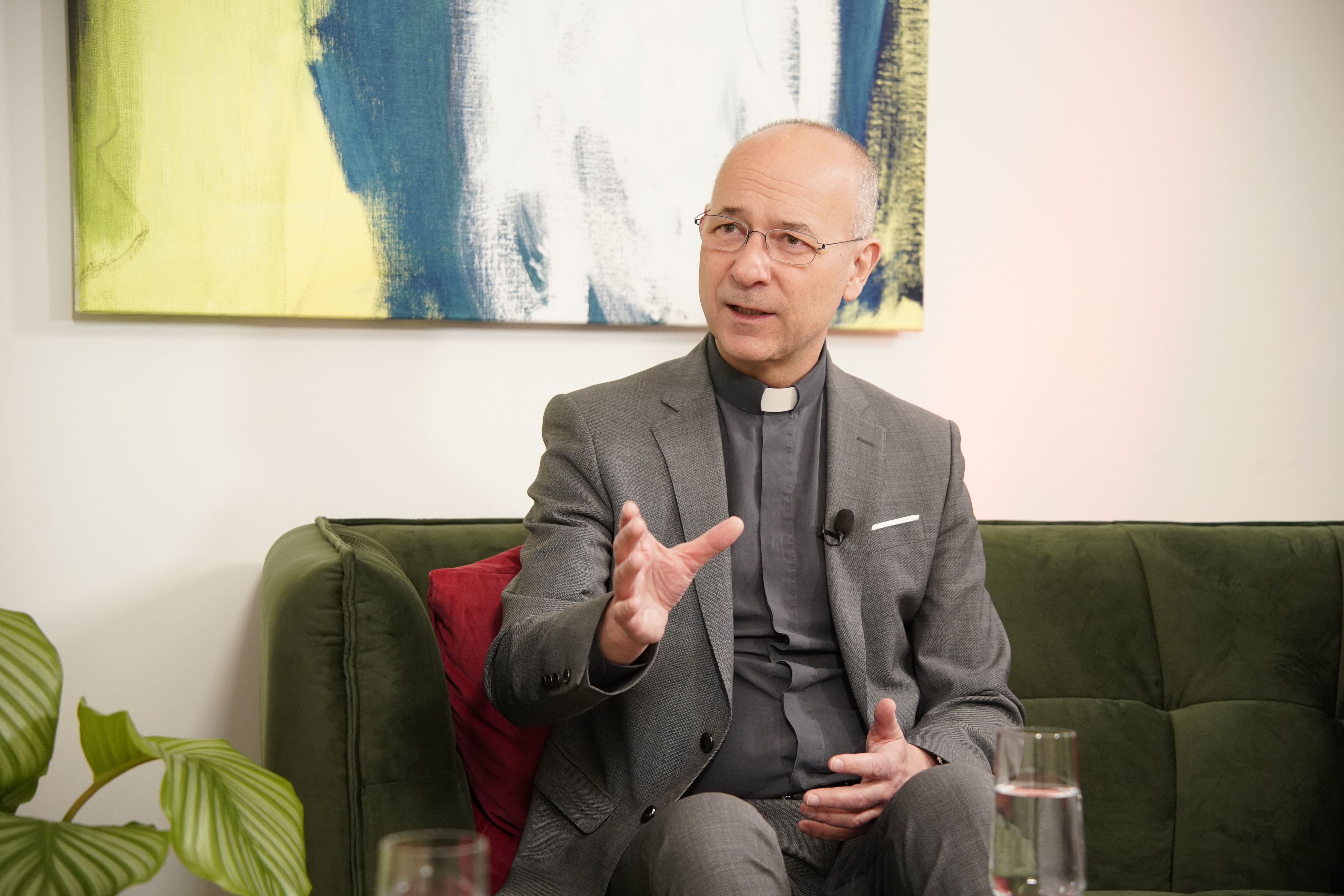 Dompfarrer Toni Faber erklärt die 