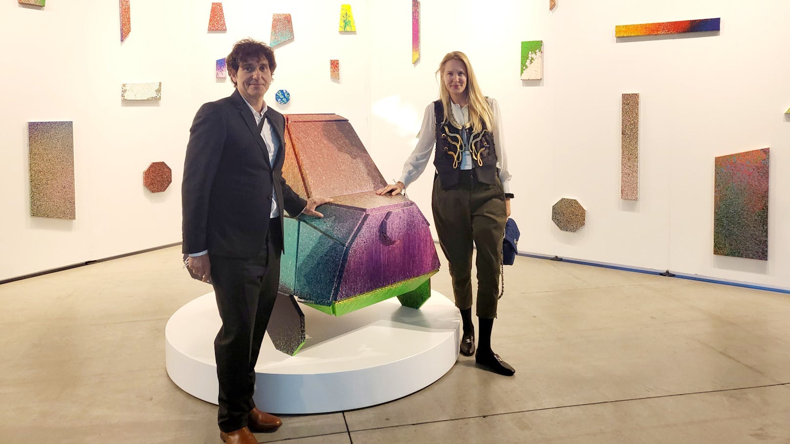 <em>"Heute"</em>-Herausgeberin Eva Dichand mit Daniel Knoll auf der SPARK Art Fair in Wien.